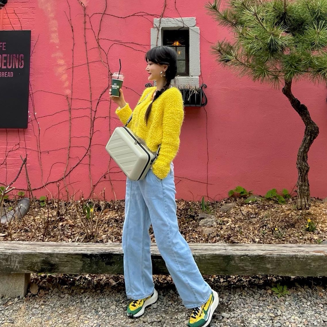 Off-White x Amore Pacific Protection Box (Without Cosmetics), Nike x Sacai VaporWaffle Tour Yellow & Gorge Green Sail 착용 스타일 - 2