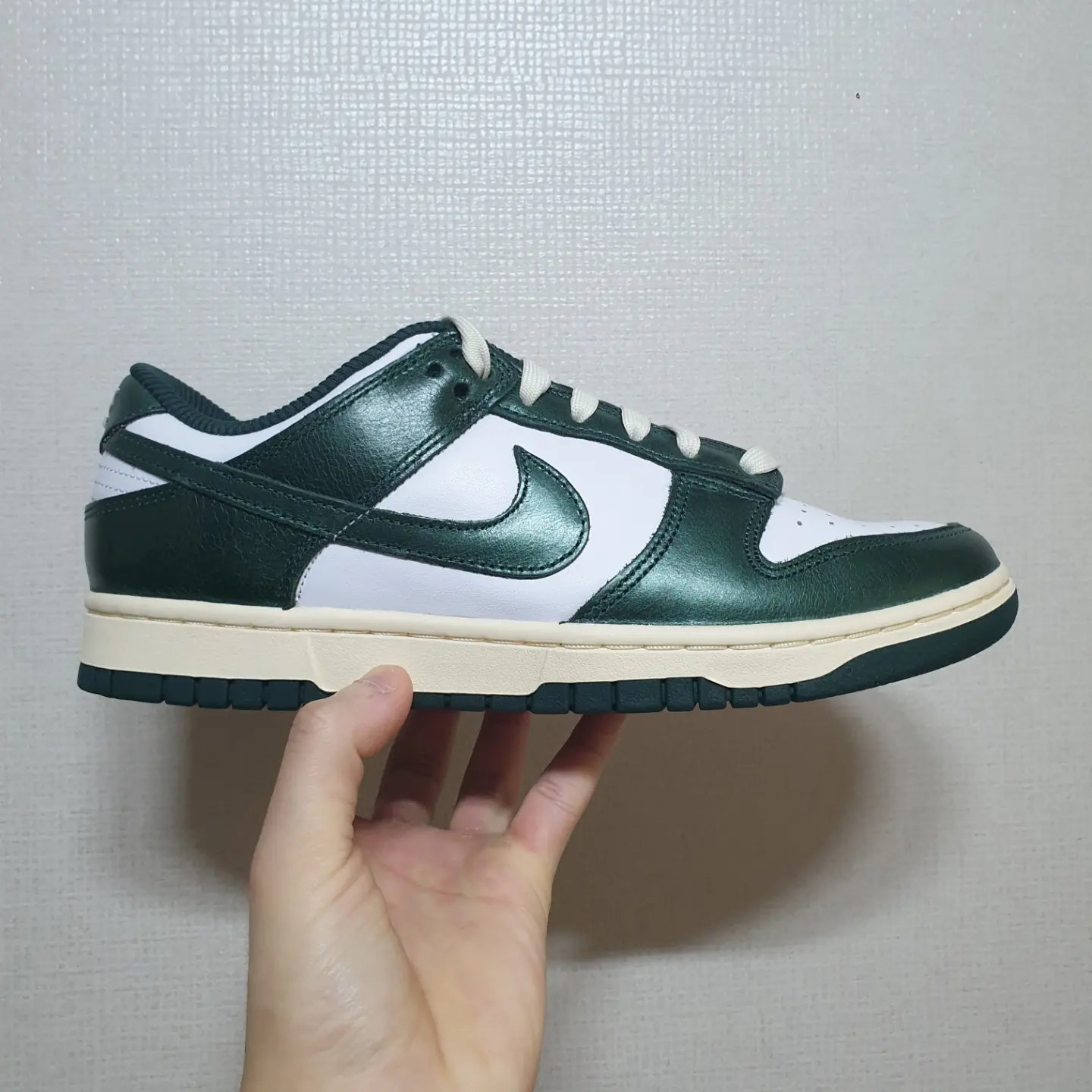 (W) Nike Dunk Low Vintage Green 착용 스타일 - 2