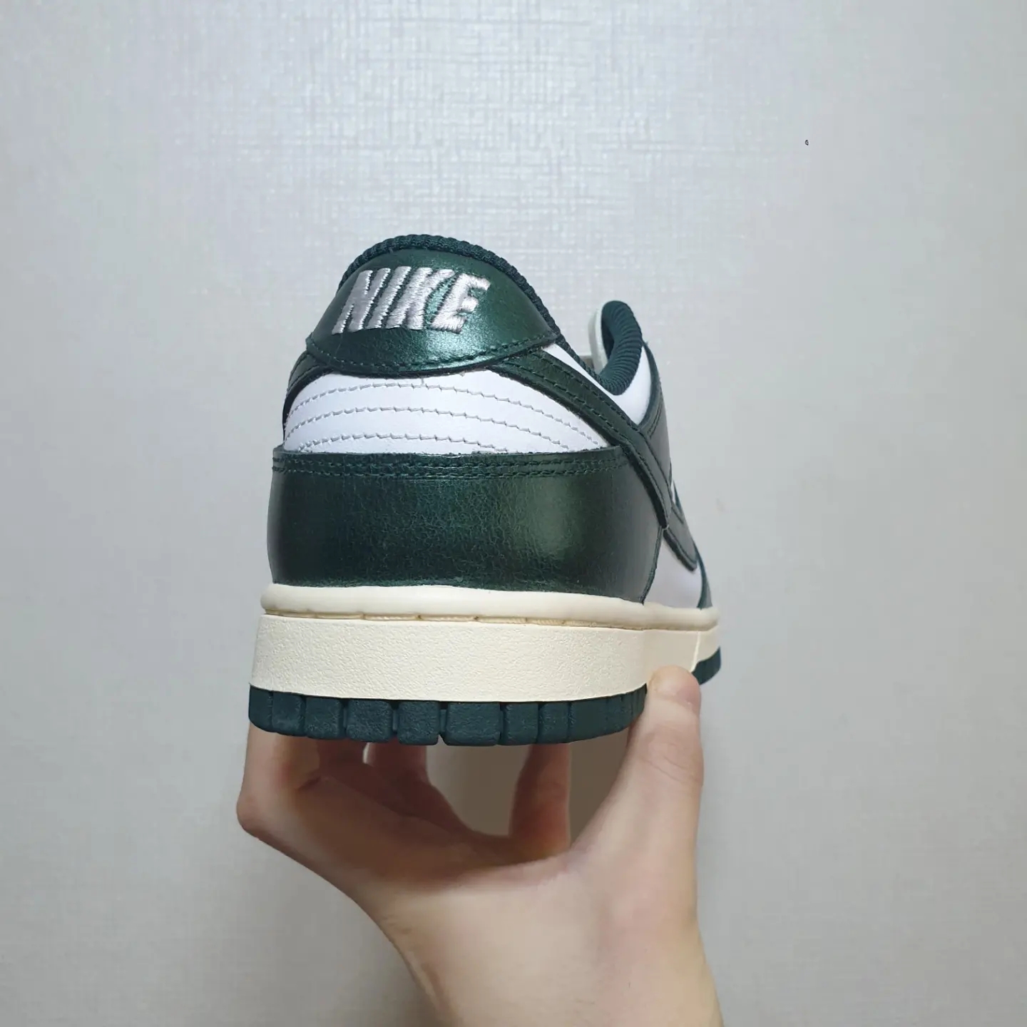 (W) Nike Dunk Low Vintage Green 착용 스타일 - 3