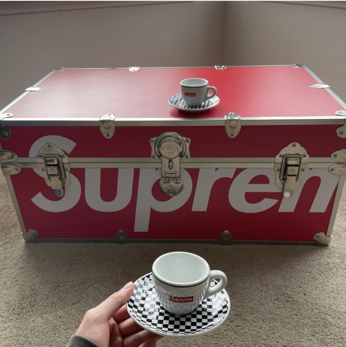 Supreme x IPA Porcellane Aosta Espresso Set Black (Set of 2) 착용 스타일