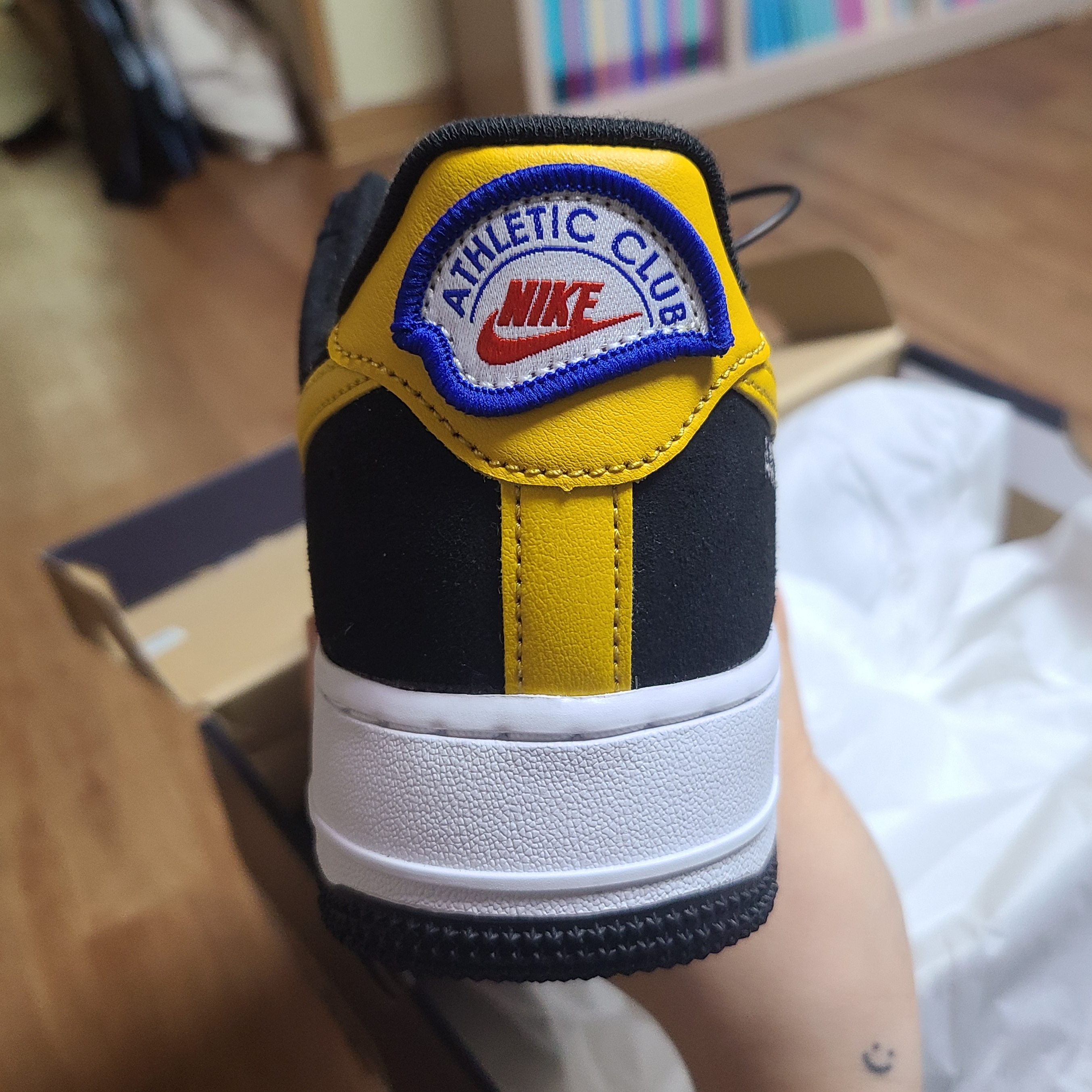 Nike Air Force 1 '07 LV8 Athletic Club Black Dark Sulfur 착용 스타일 - 2