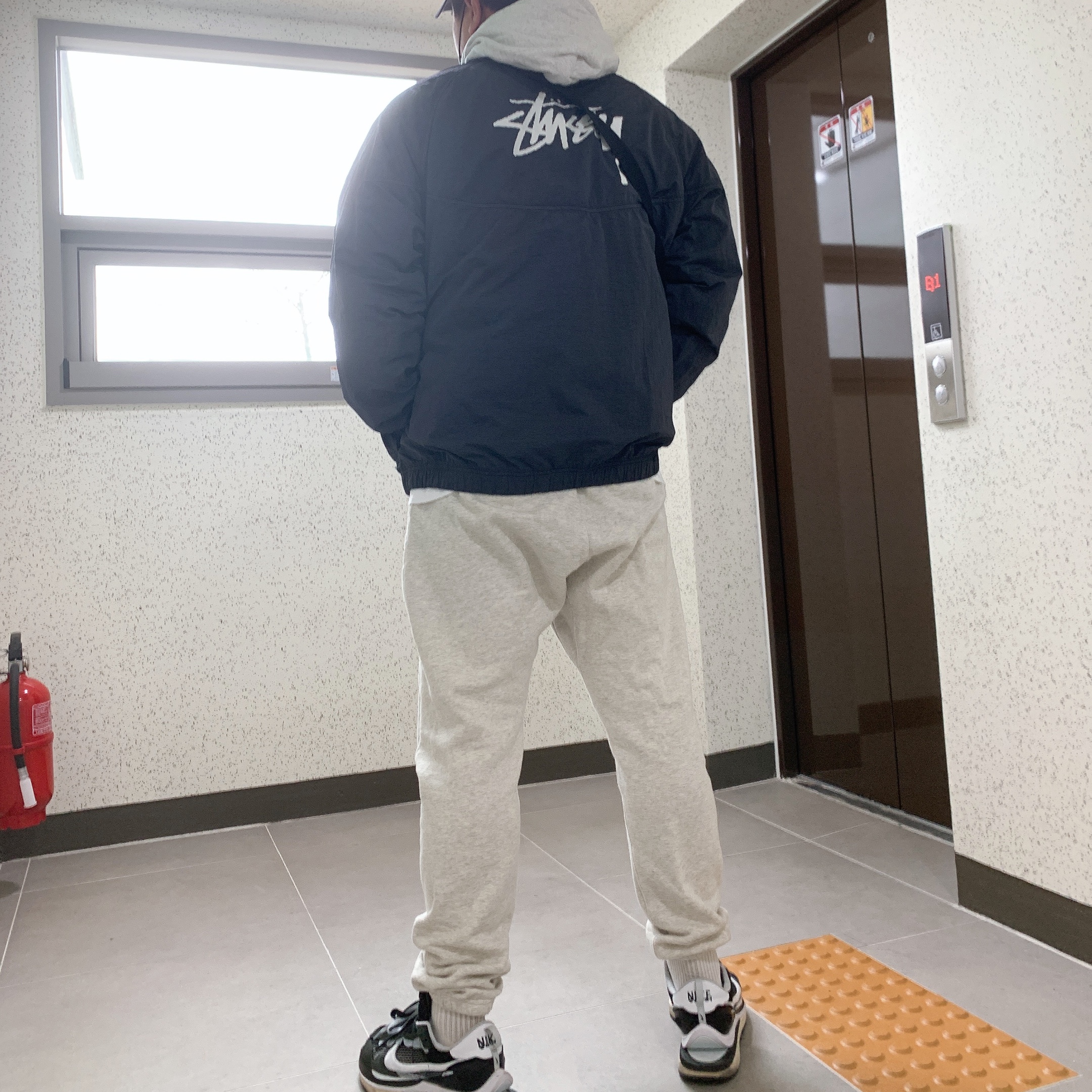 Nike x Sacai VaporWaffle Black White, Nike x Stussy Windrunner Jacket Off Noir 착용 스타일
