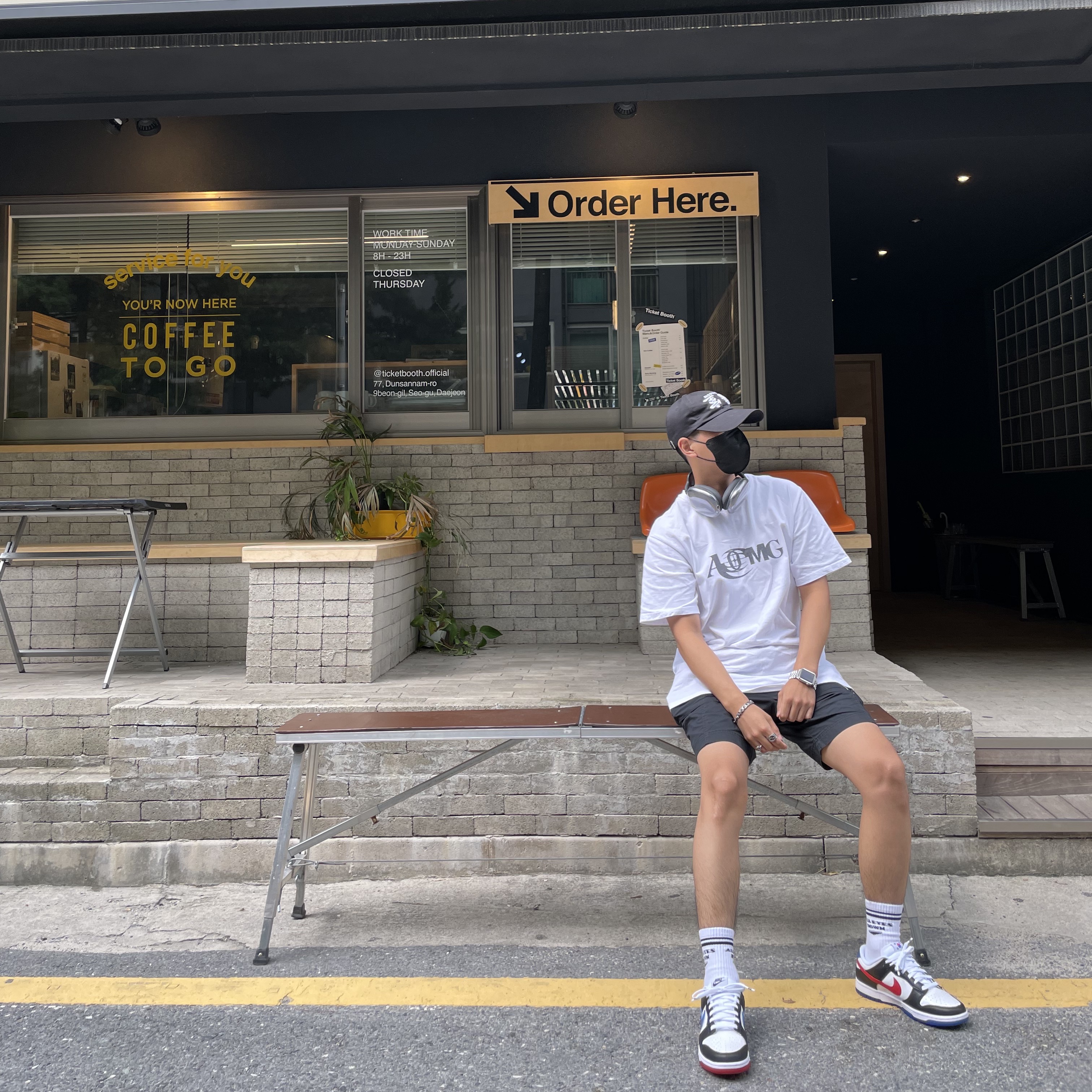 Nike Dunk Low SE Seoul, Darkr8m Studio Upside Down White Logo Cap 착용 스타일 - 2
