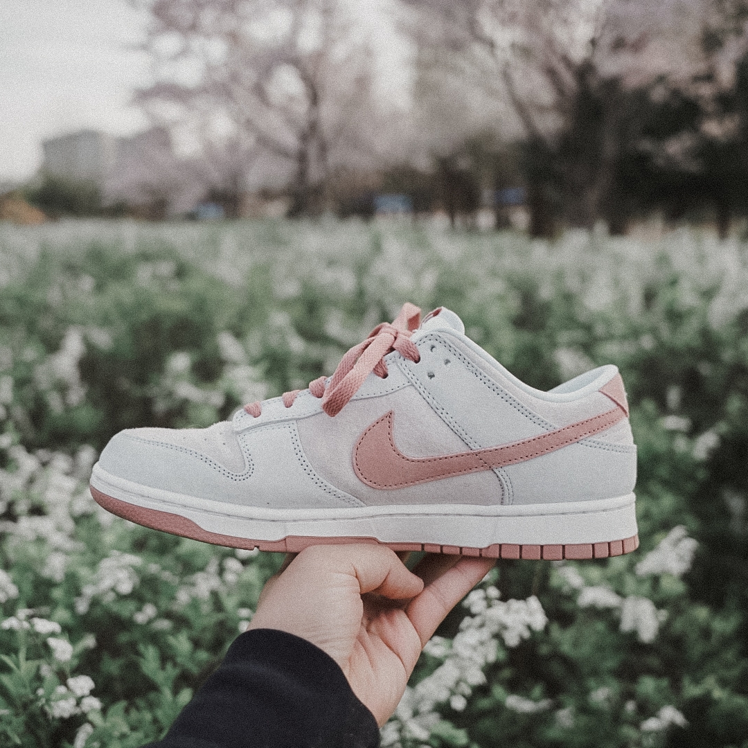 Nike Dunk Low Retro PRM Fossil Rose 착용 스타일 - 2