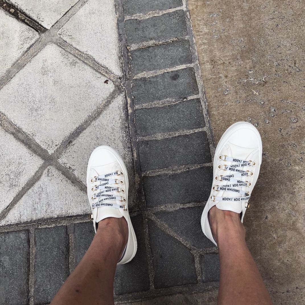 (W) Dior Walk'N'Dior Sneakers Canvas Black 착용 스타일