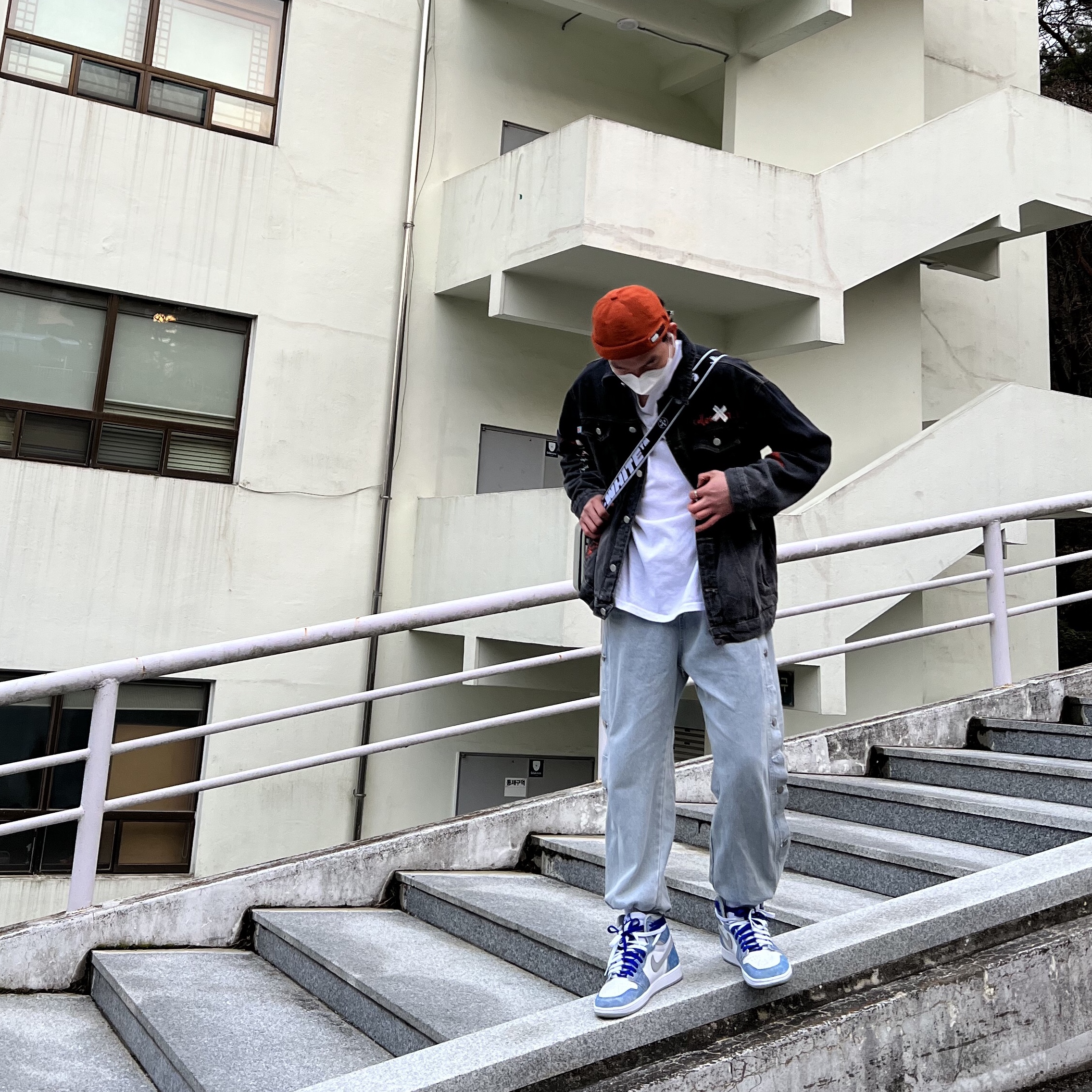 Off-White x Amore Pacific Protection Box (Without Cosmetics), Jordan 1 Retro High OG Hyper Royal 착용 스타일
