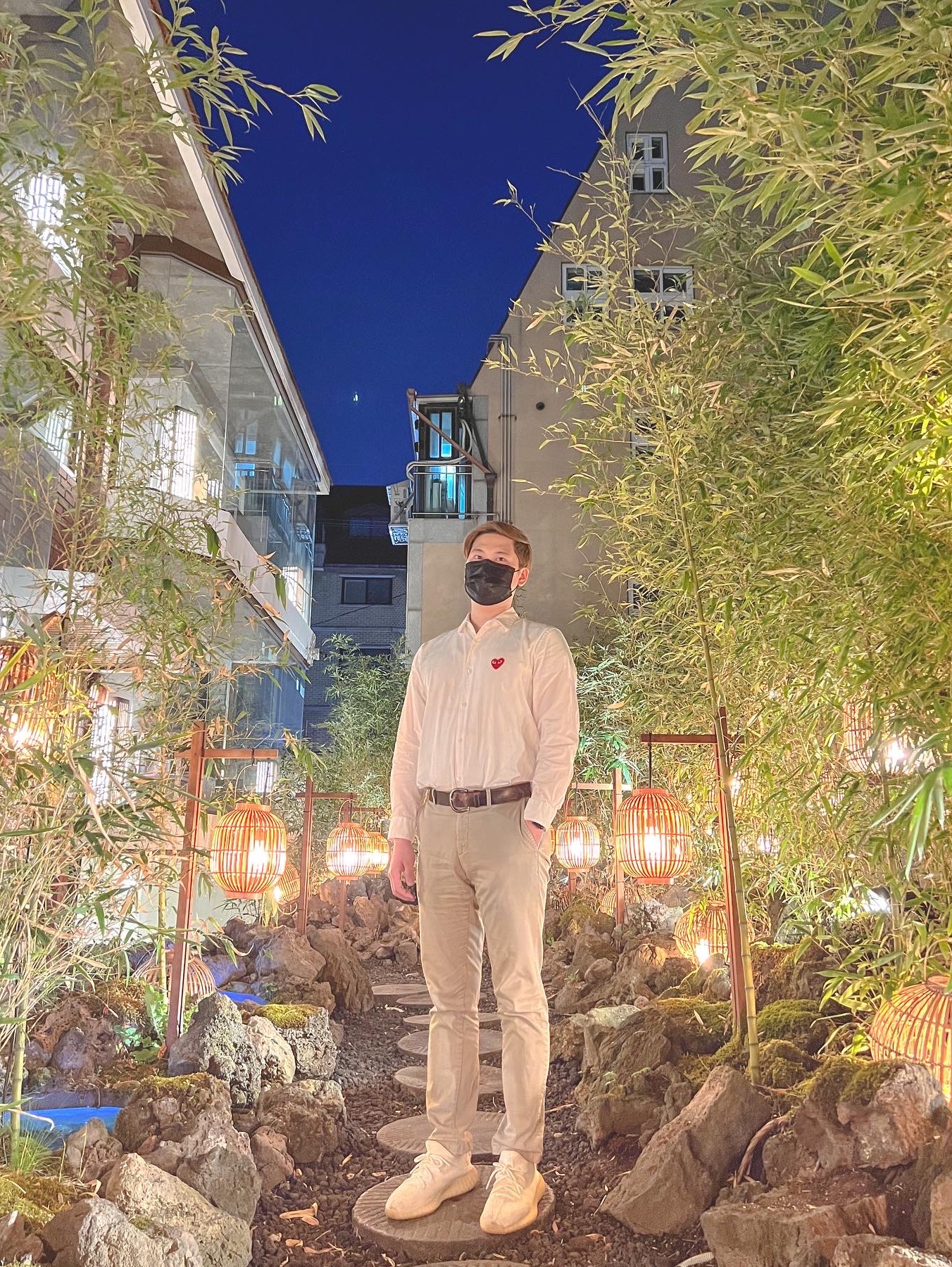 Play Comme des Garcons Red Heart Shirt White, Adidas Yeezy Boost 350 V2 Cream/Triple White 착용 스타일