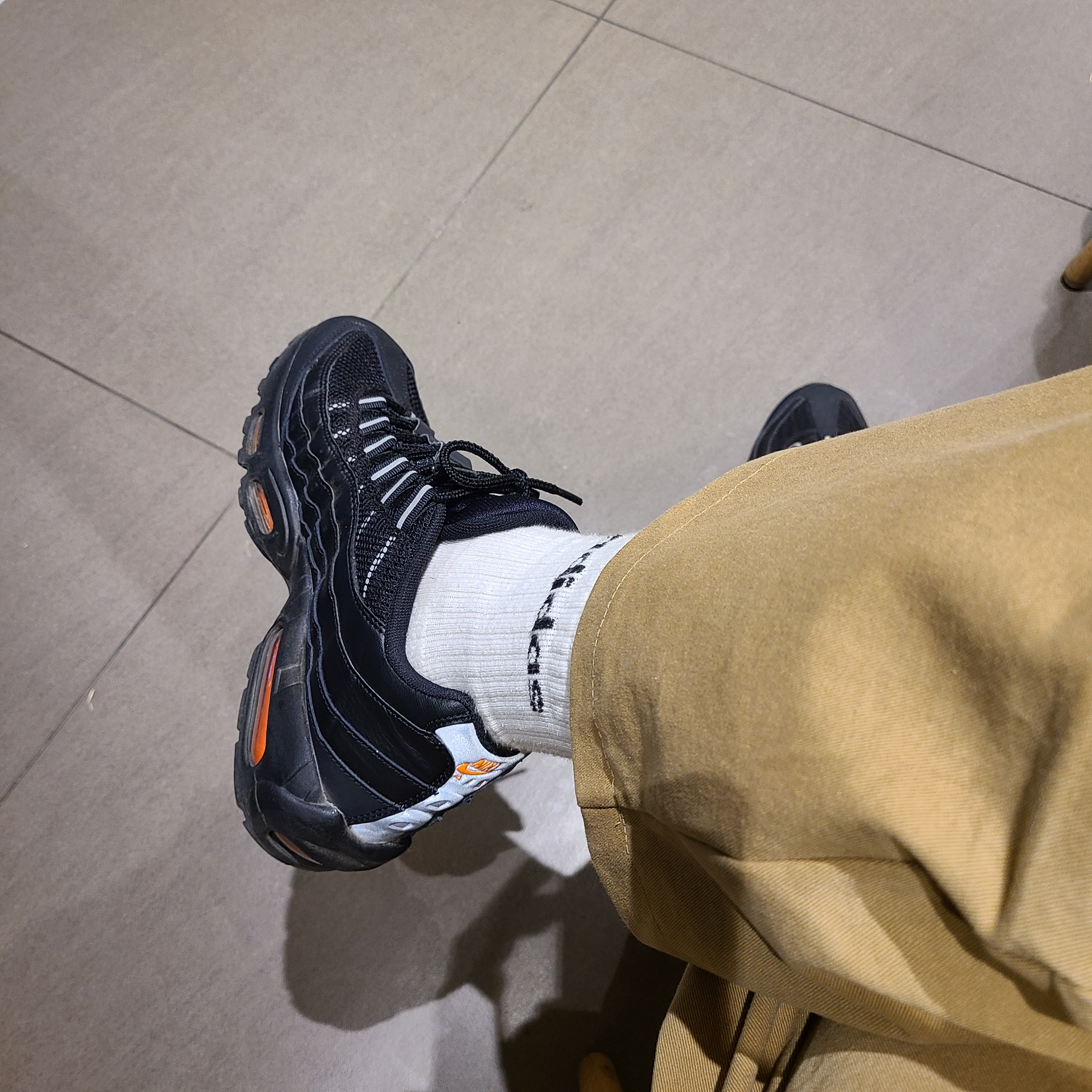 Nike Air Max 95 Essential Black Total Orange 착용 스타일