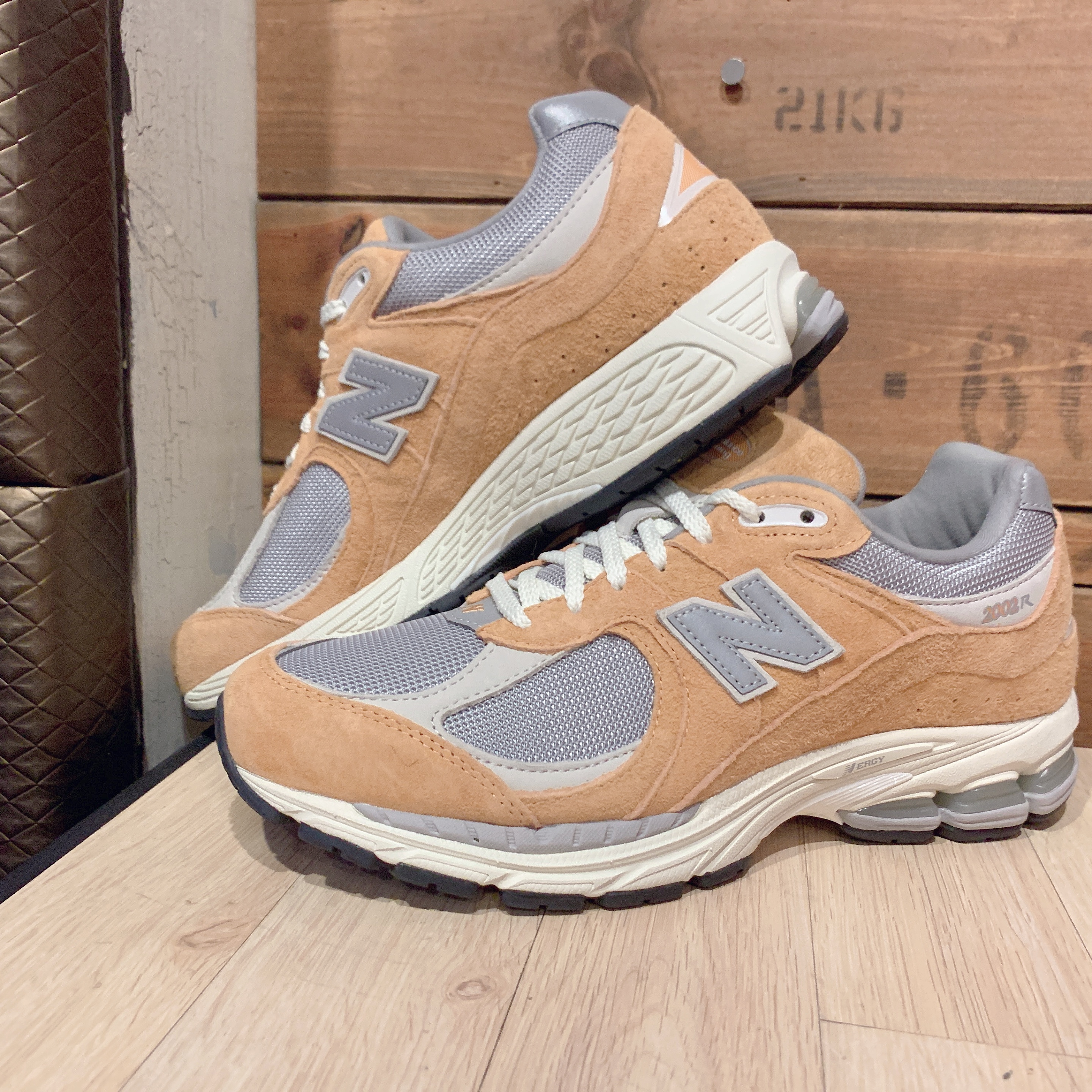 New Balance 2002R Special Vintage Beige 착용 스타일 - 1
