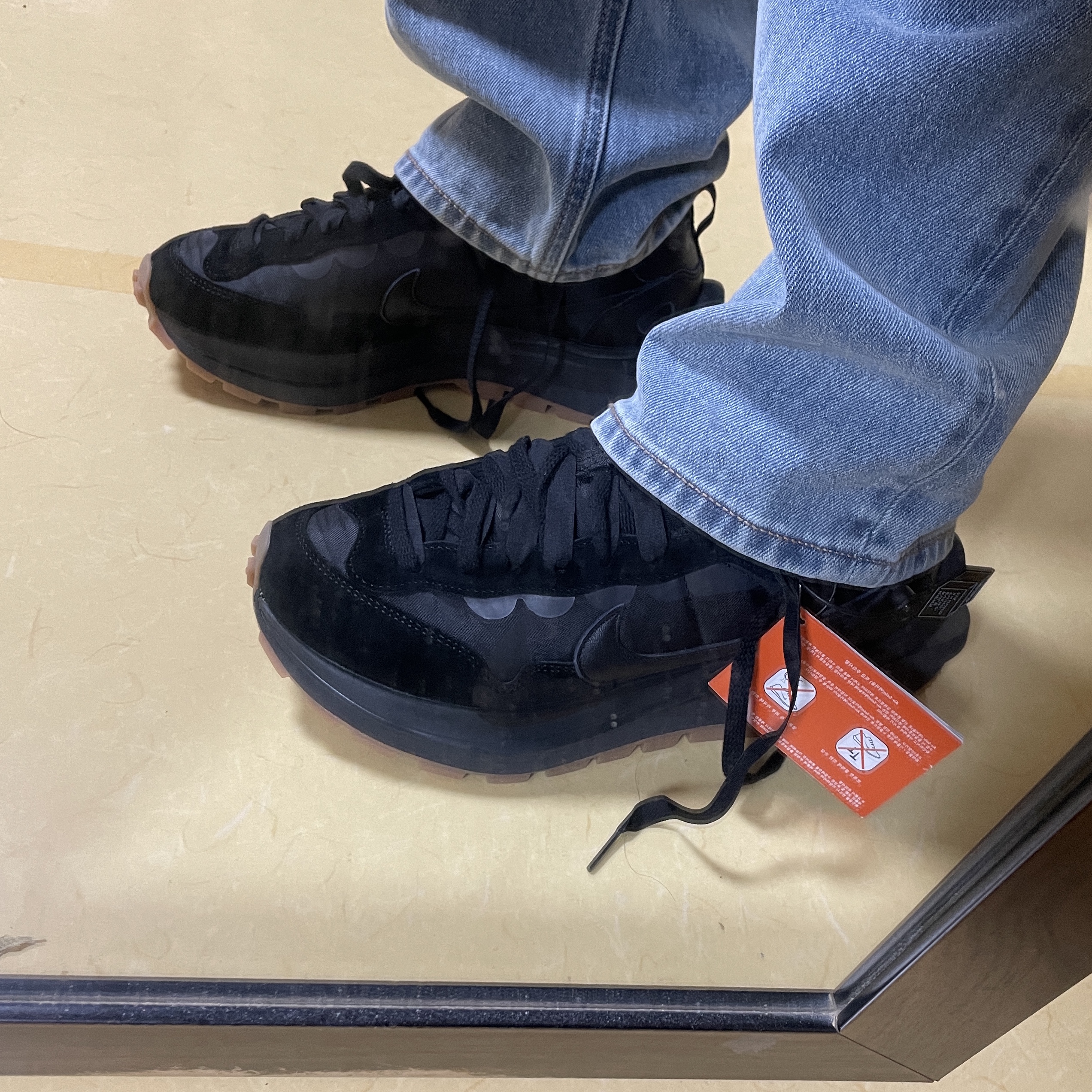 Nike x Sacai VaporWaffle Black and Gum 착용 스타일