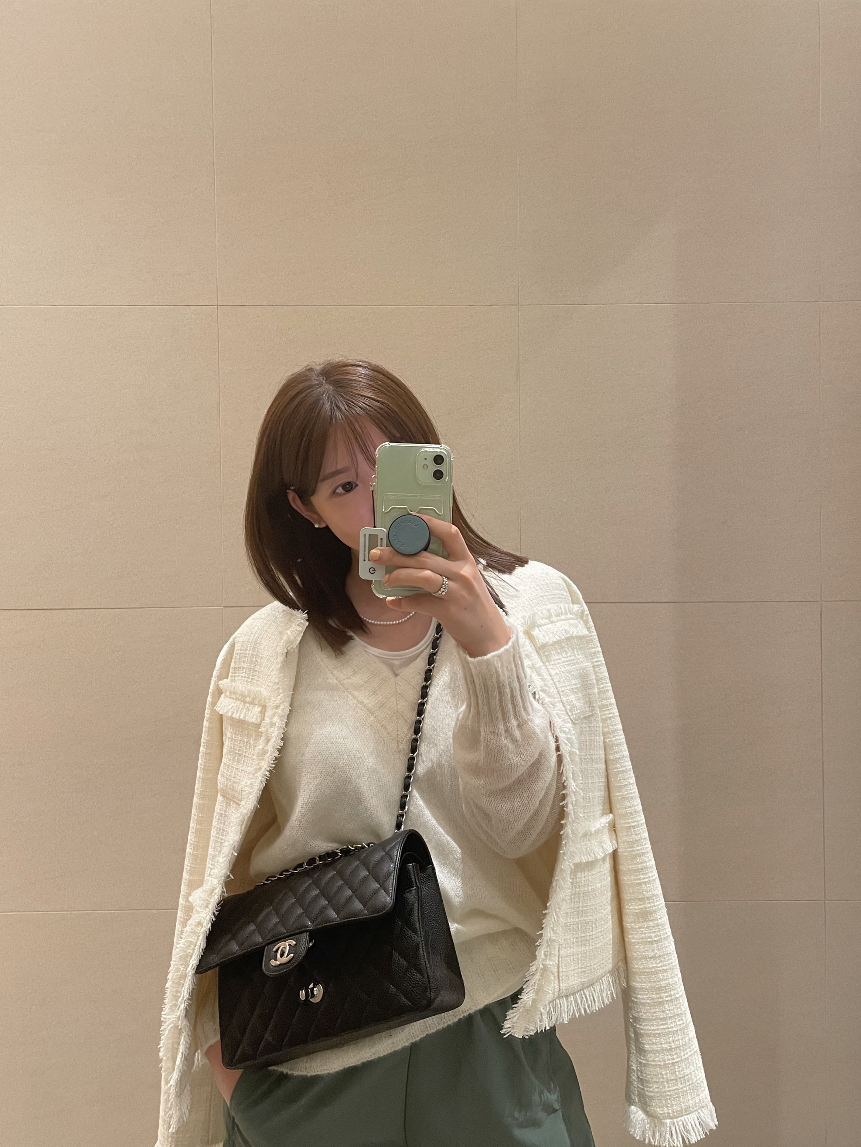 Chanel Medium Classic Handbag Grained Calfskin & Silver Black 착용 스타일