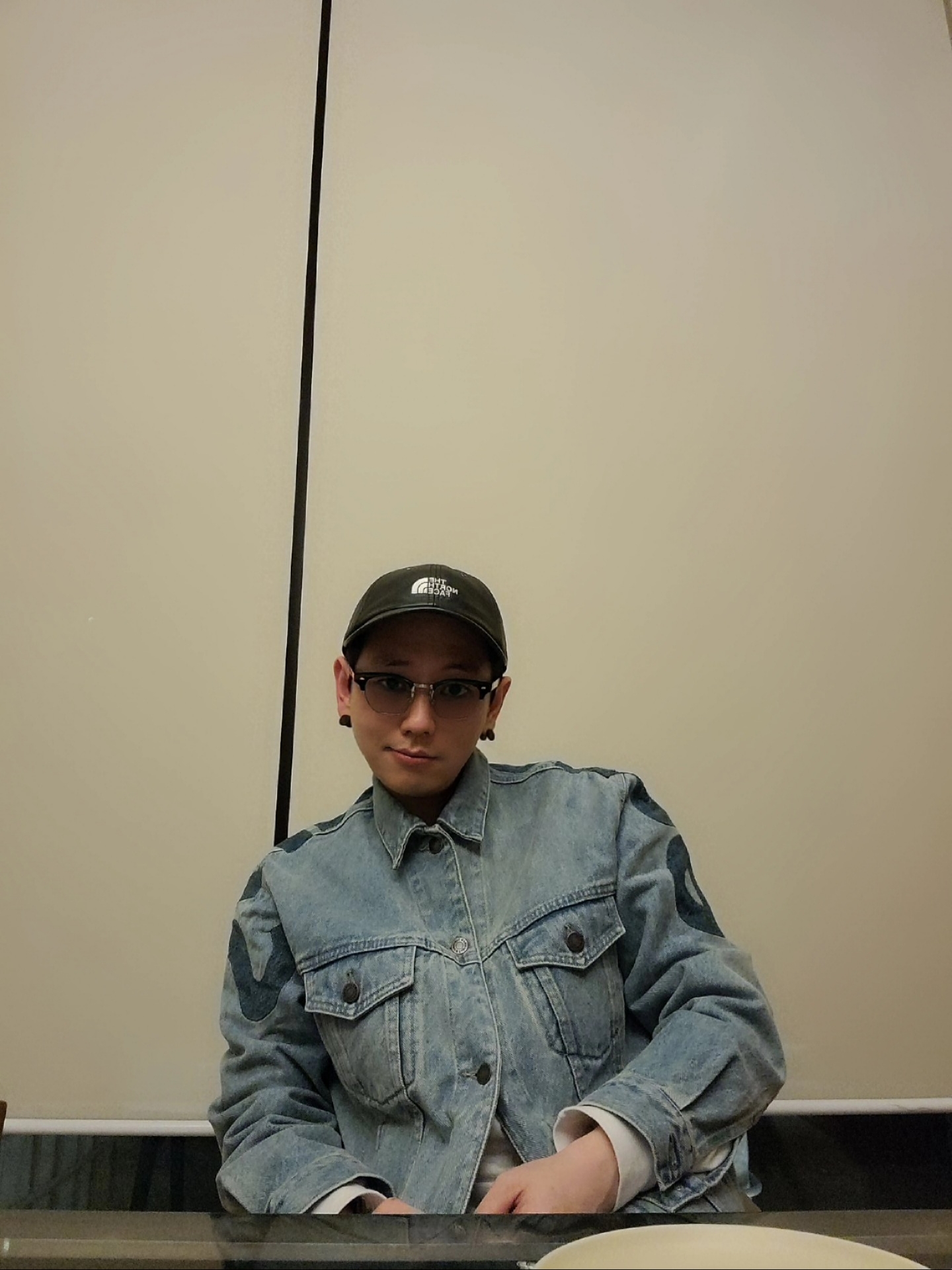 Supreme Inset Logo Denim Trucker Jacket Washed Blue - 22SS, Supreme x The North Face Leather 6-Panel Black - 18FW 착용 스타일 - 3