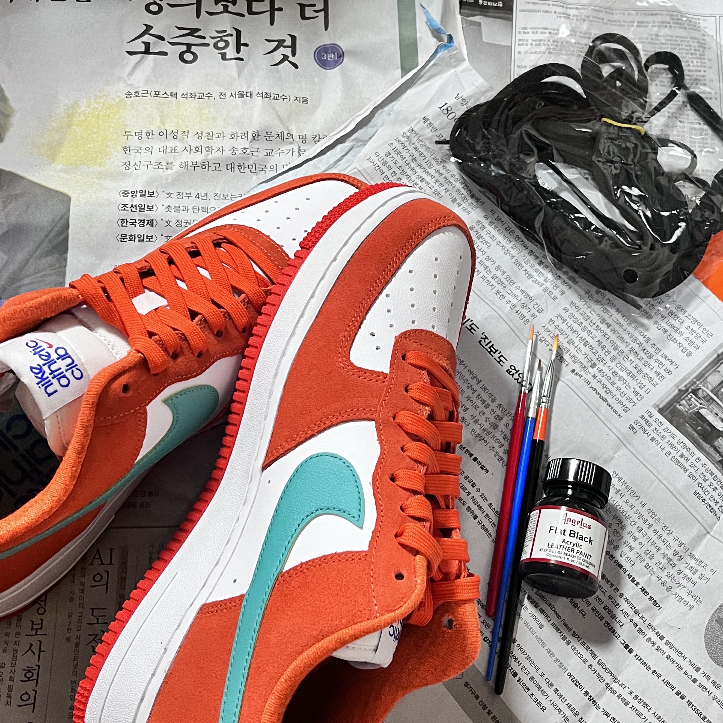 Nike Air Force 1 '07 LV8 Athletic Club Rush Orange Washed Teal 착용 스타일 - 1