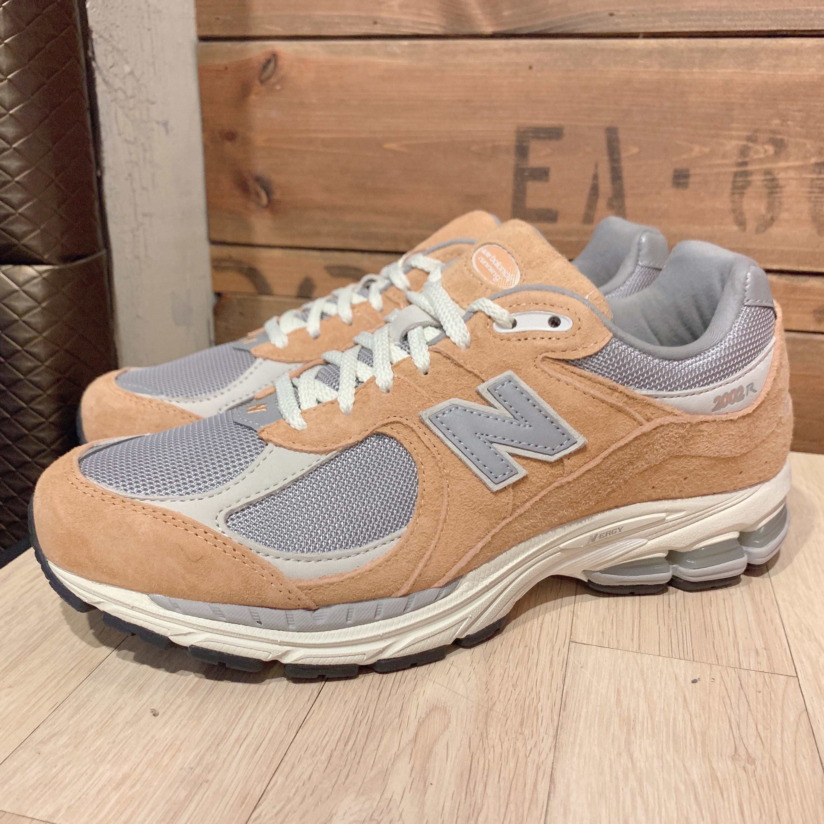 New Balance 2002R Special Vintage Beige 착용 스타일 - 4