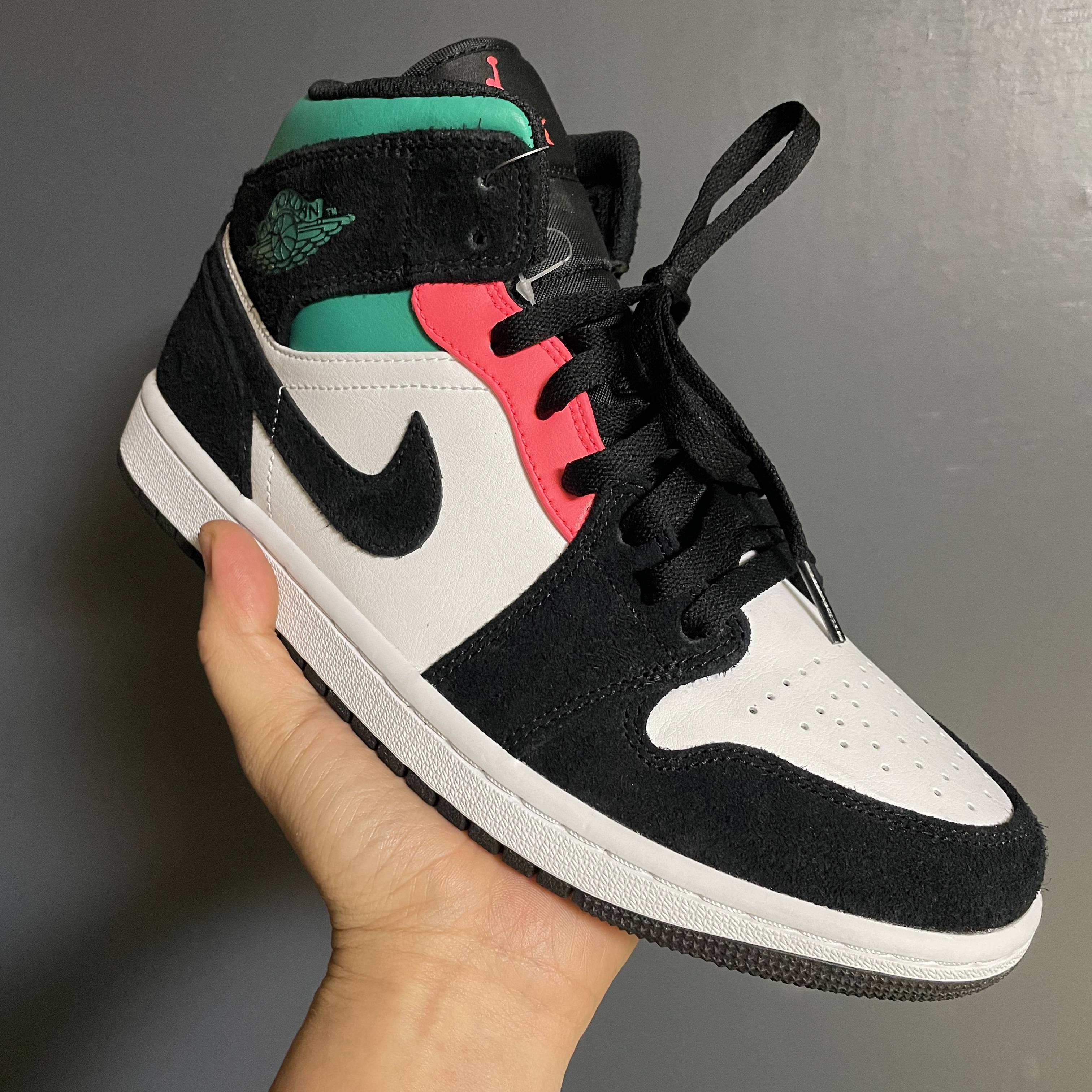 Jordan 1 Mid SE South Beach 착용 스타일