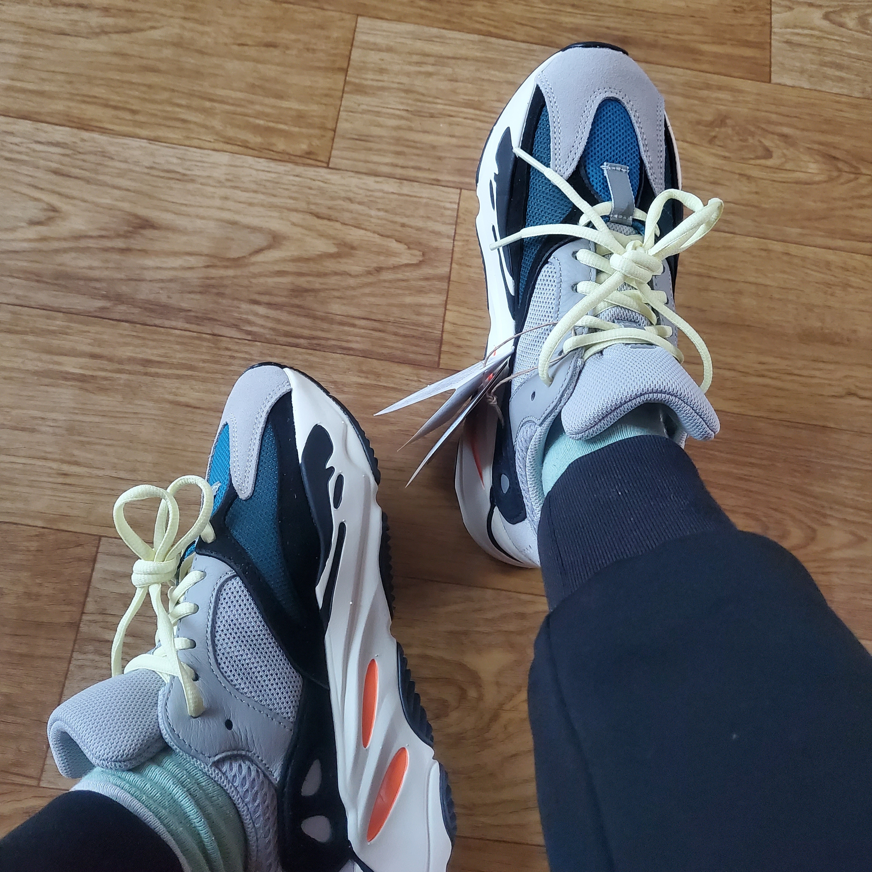 Adidas Yeezy Boost 700 Wave Runner Solid Grey 2021/2022 착용 스타일