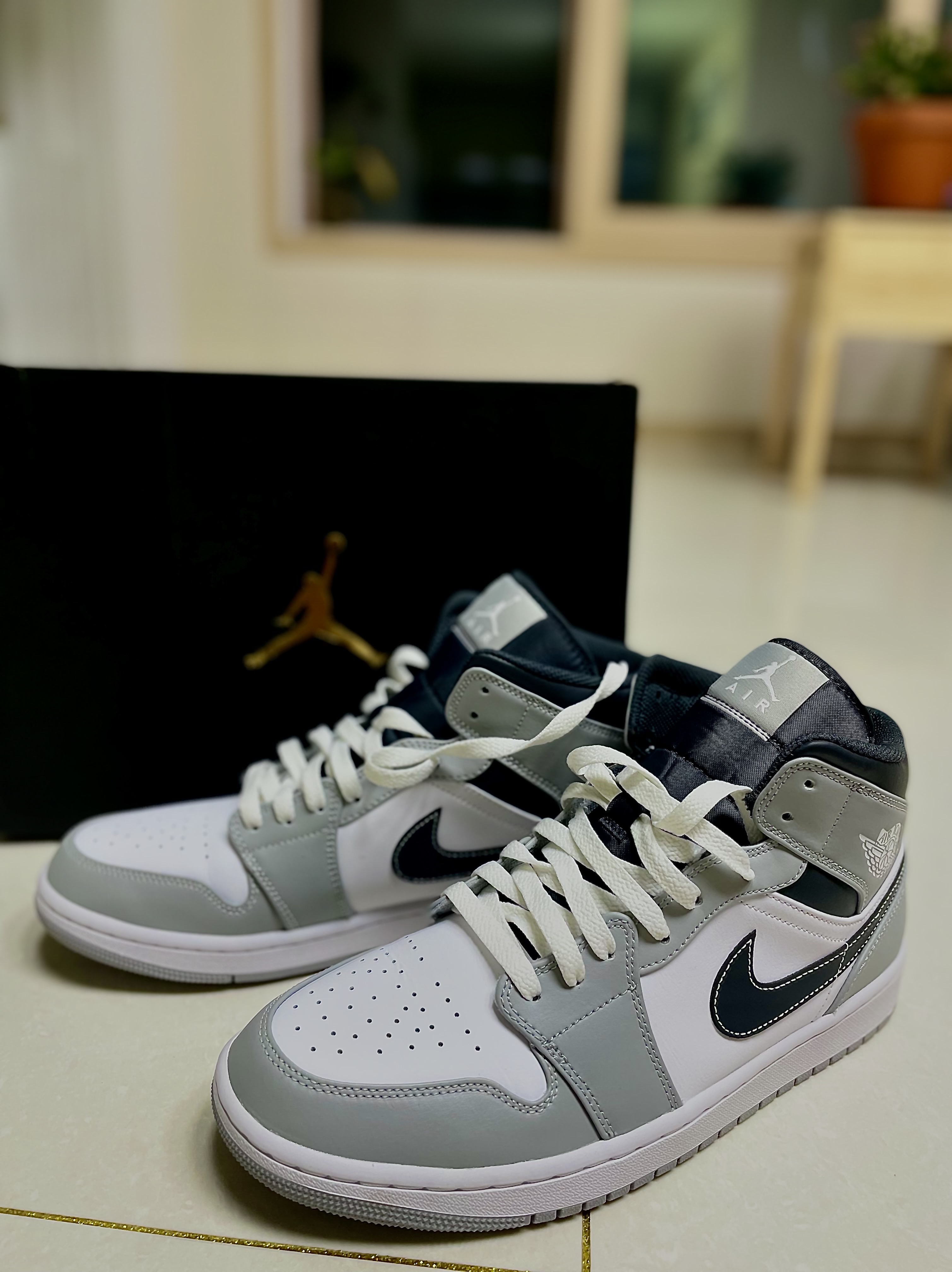 Jordan 1 Mid Light Smoke Grey Anthracite 착용 스타일 - 2