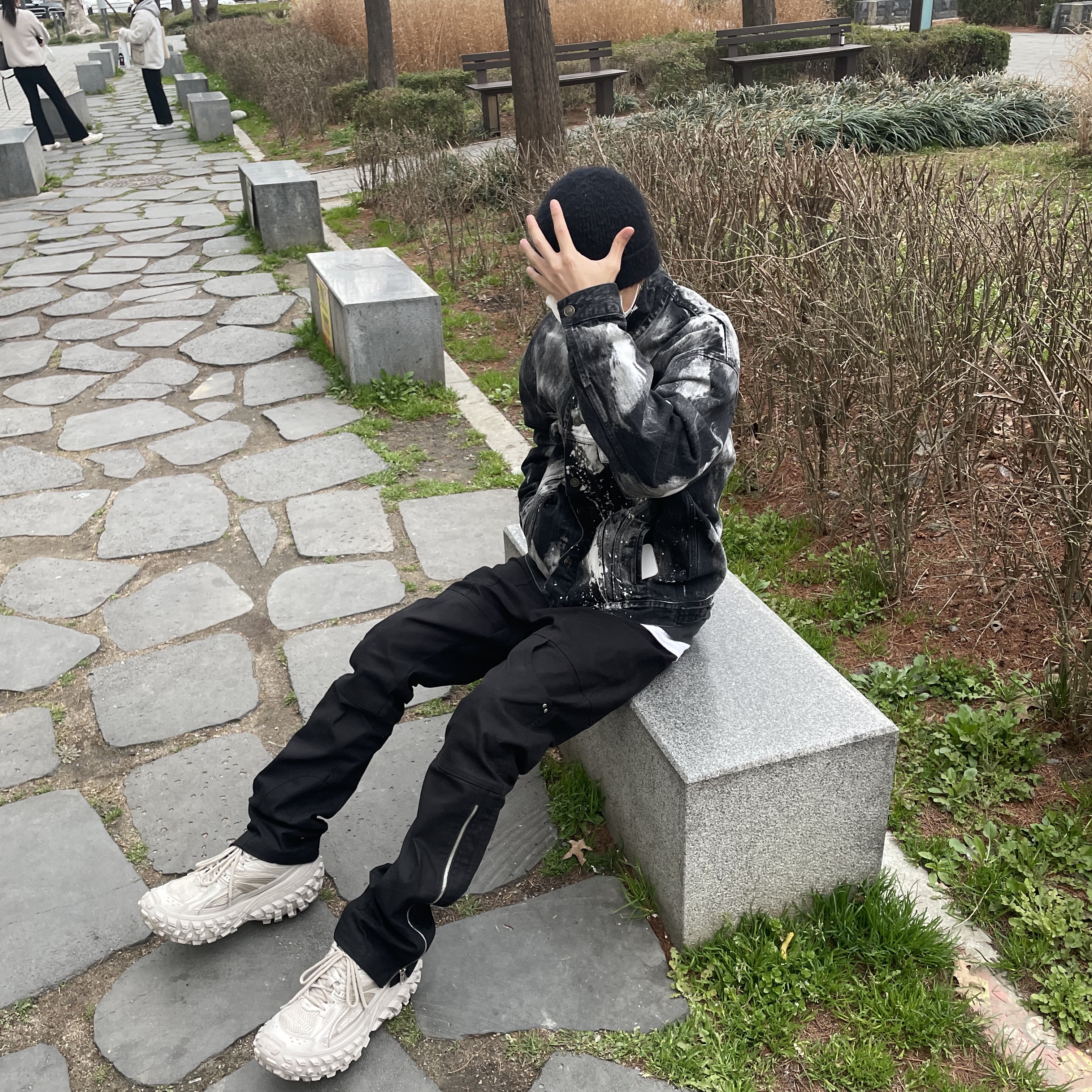 Balenciaga Defender Sneakers Beige 착용 스타일