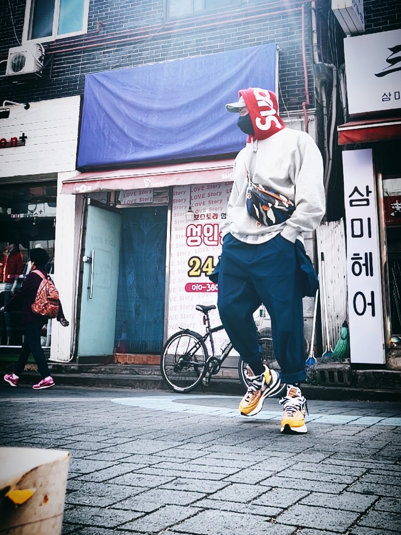 Supreme Washed Chino Twill Camp Cap Grey - 22SS, Supreme Contrast Hooded Sweatshirt Heather Grey - 21FW 착용 스타일 - 1
