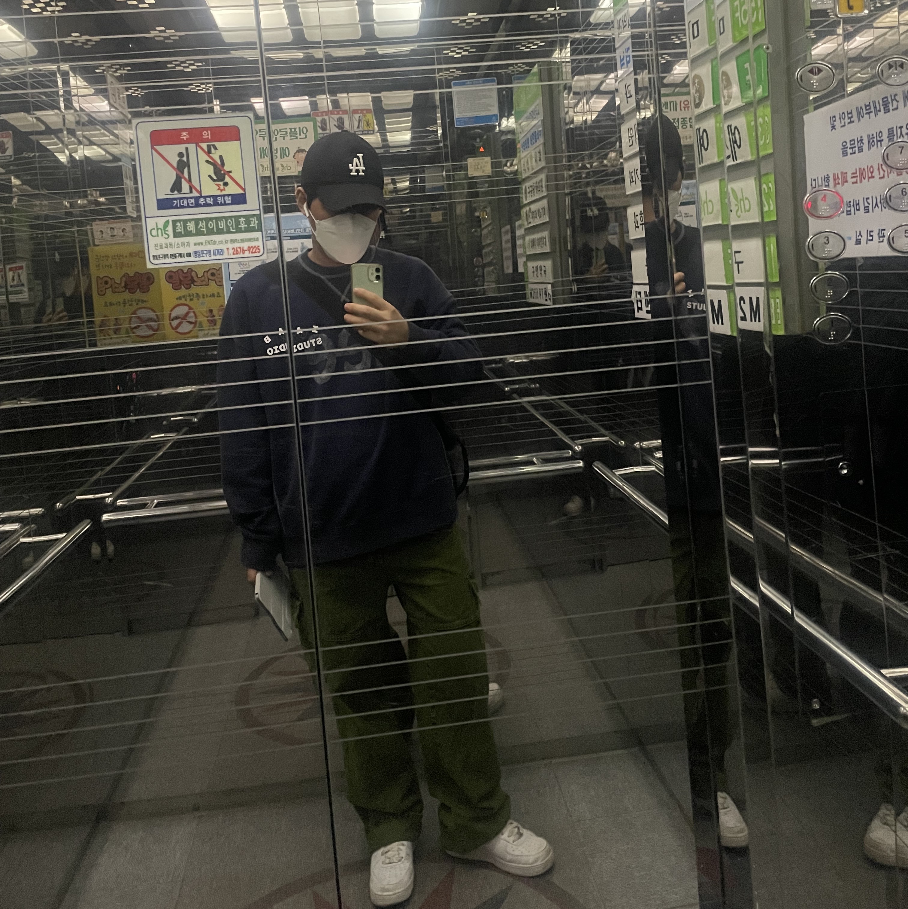 IAB Studio x Lee Pigment Sweatshirt Indigo Navy, Nike Air Force 1 '07 Low White 착용 스타일