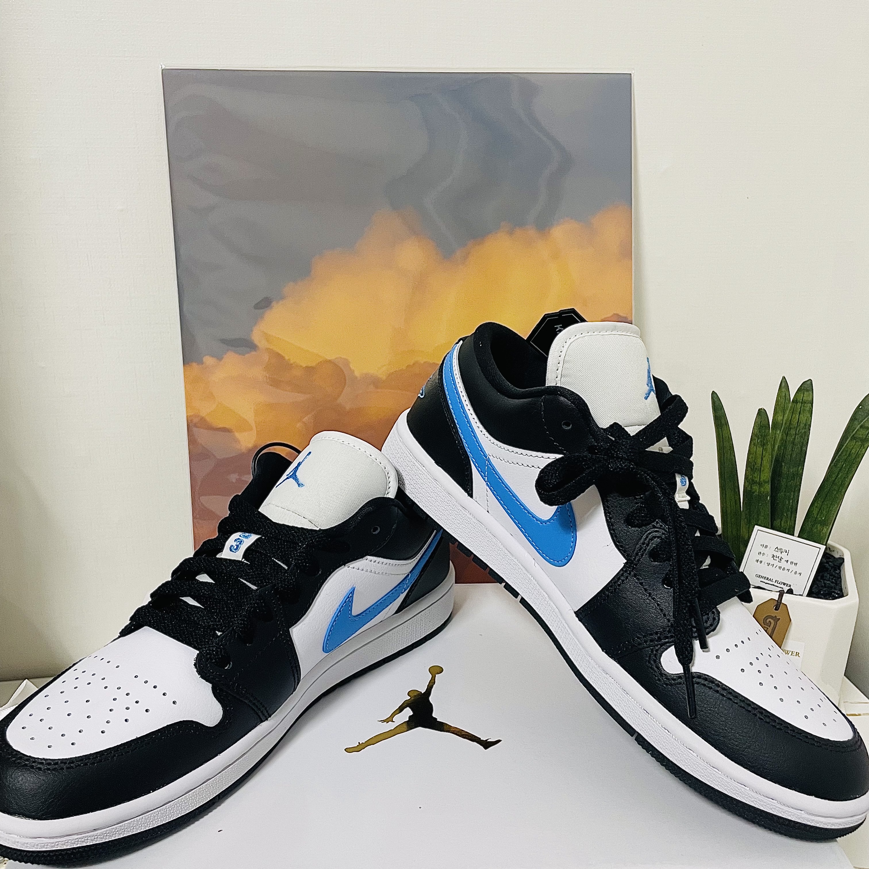 (W) Jordan 1 Low Black University Blue 착용 스타일 - 1