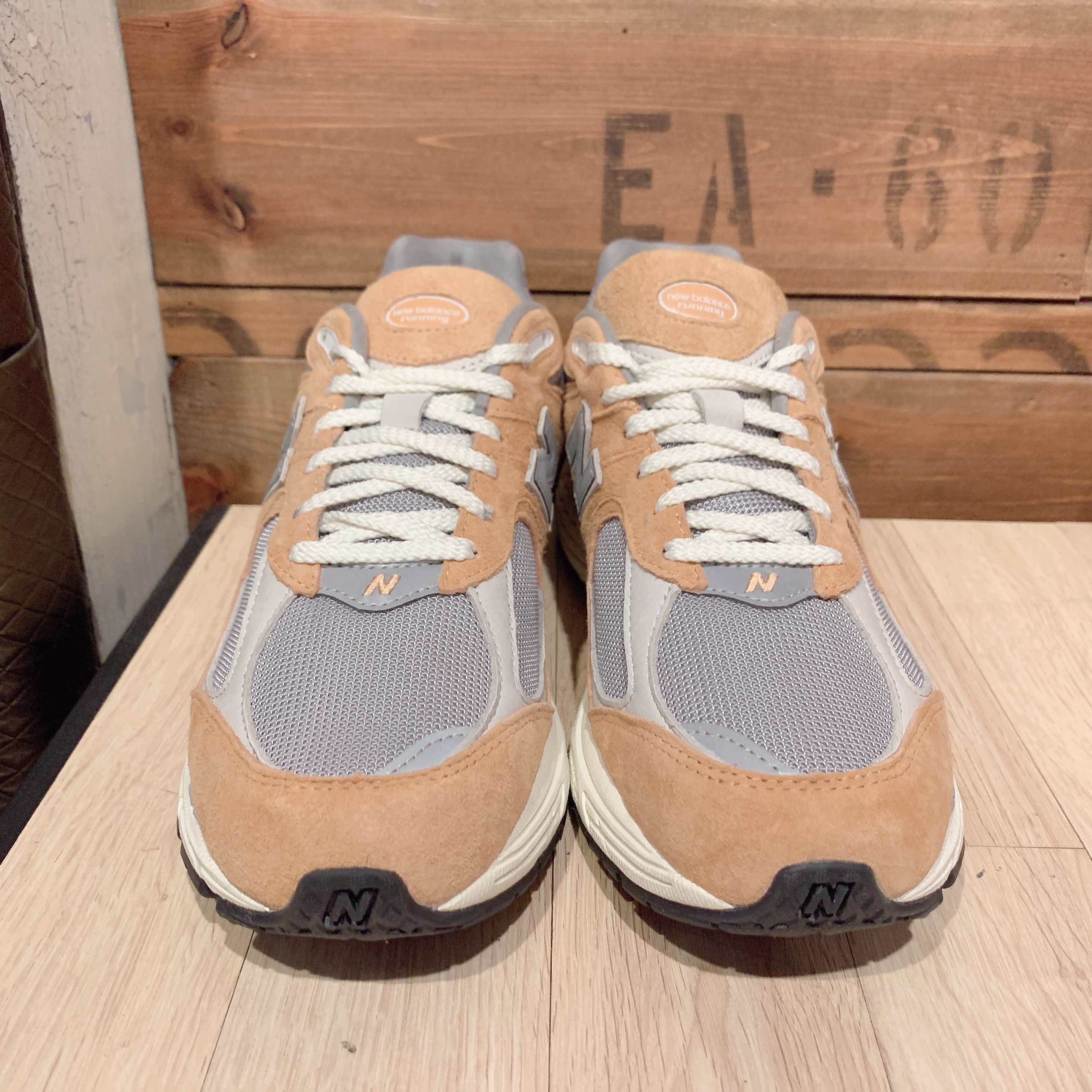New Balance 2002R Special Vintage Beige 착용 스타일 - 2