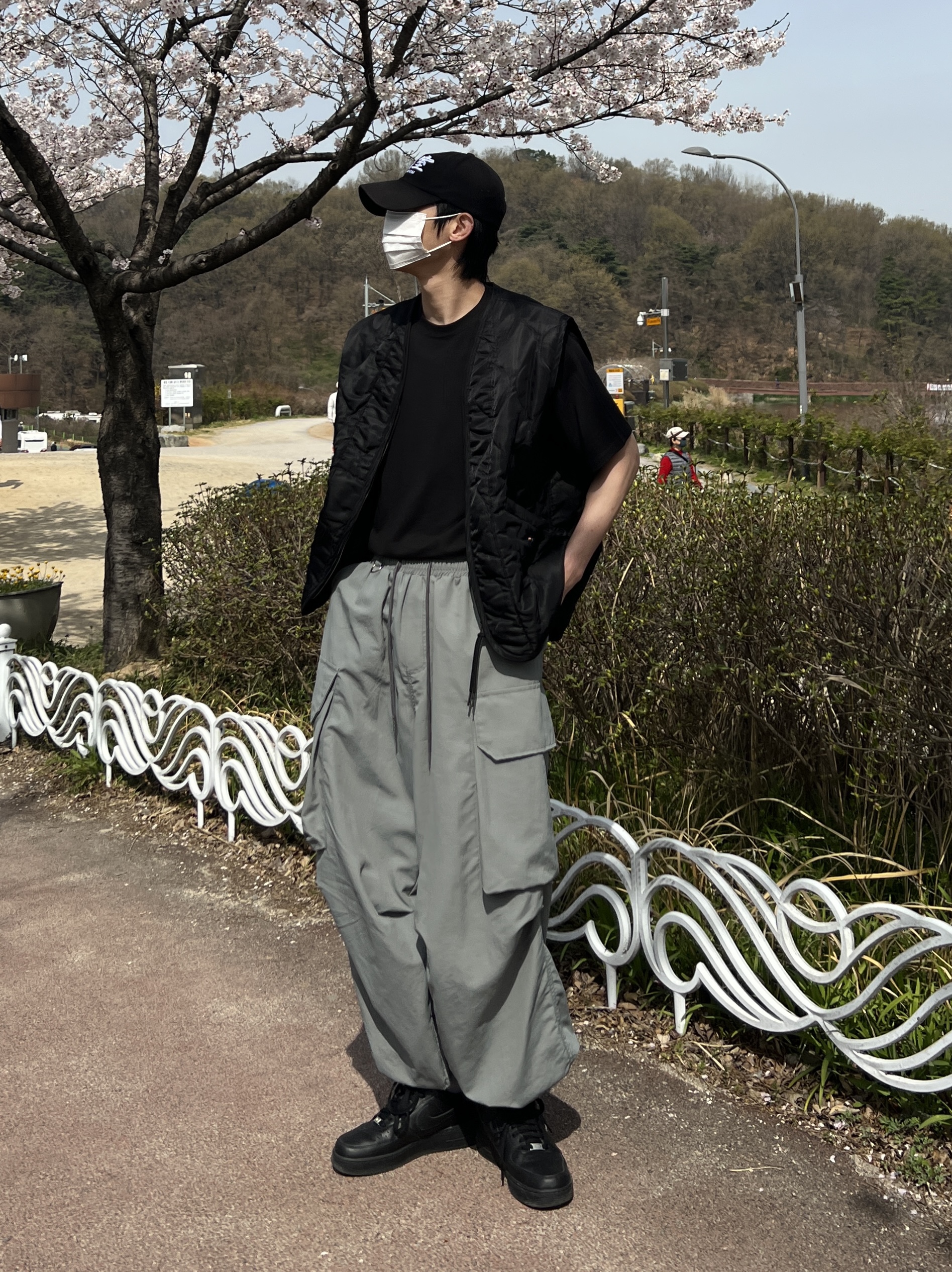 Nike Air Force 1 '07 Low Triple Black 착용 스타일 - 1