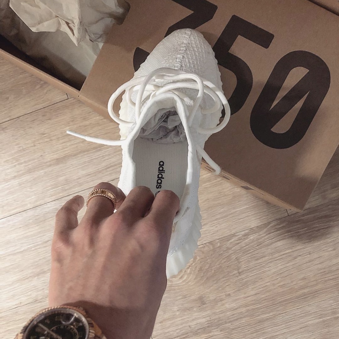 Adidas Yeezy Boost 350 V2 Cream/Triple White 착용 스타일