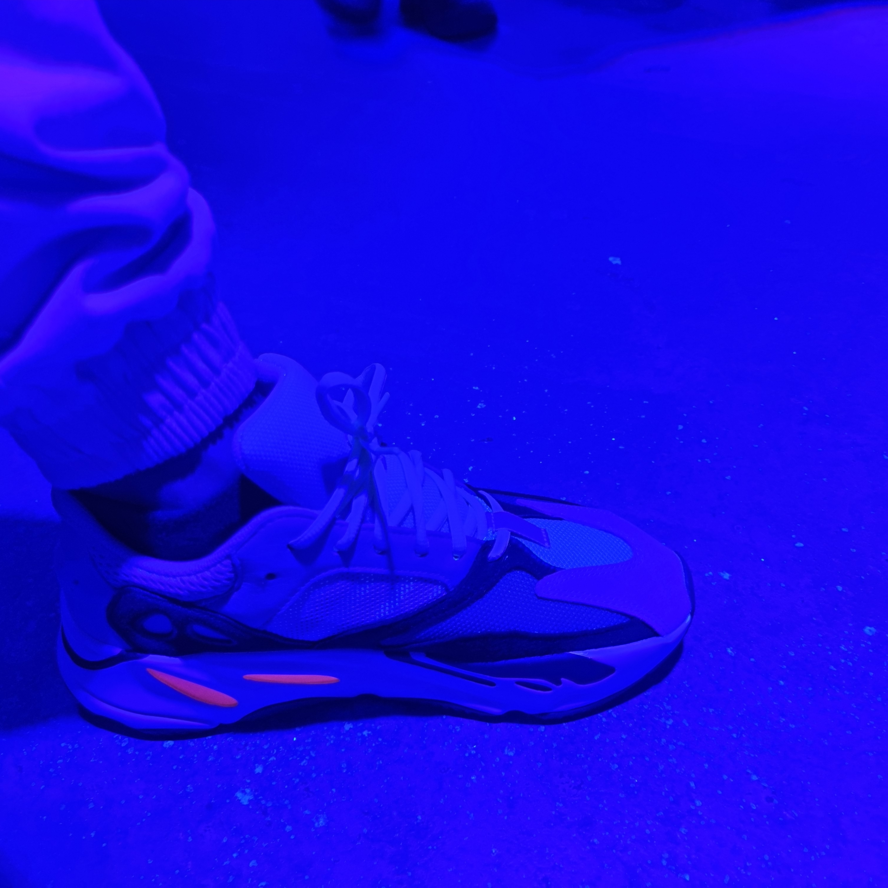 Adidas Yeezy Boost 700 Wave Runner Solid Grey 2021/2022 착용 스타일