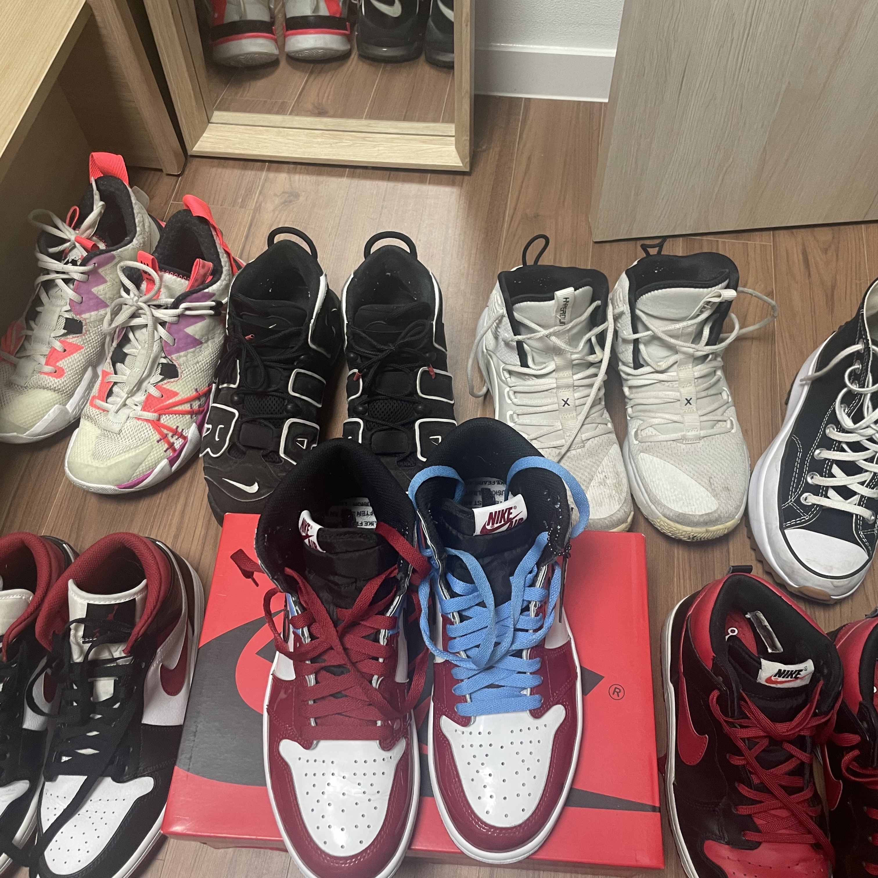 Jordan 1 Mid Gym Red Black White, Nike Air More Uptempo Obsidian 착용 스타일