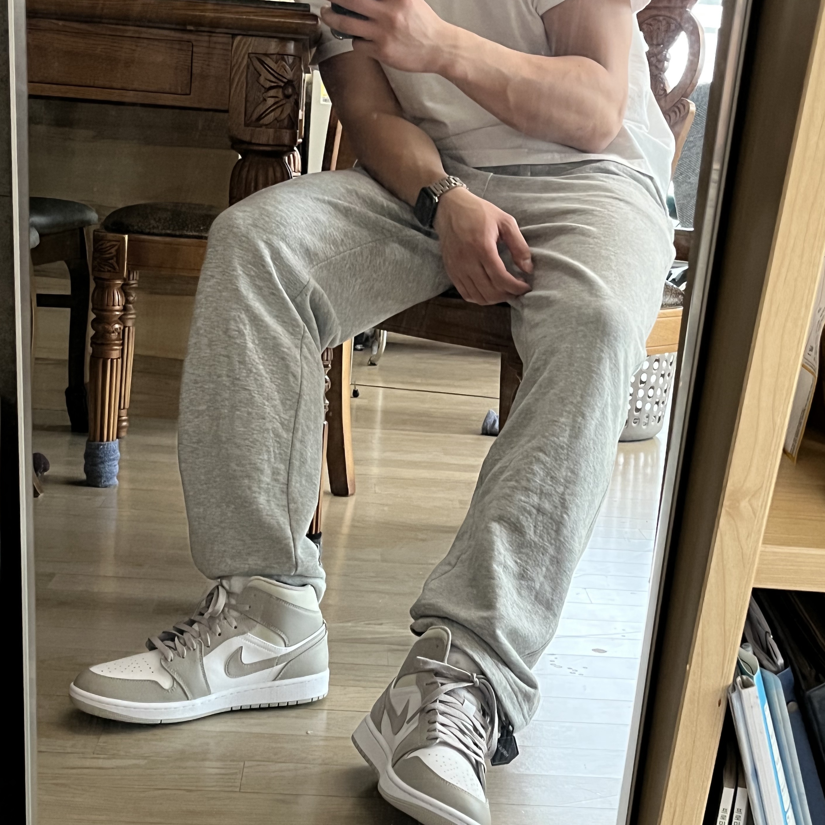 Jordan 1 Mid College Grey 착용 스타일