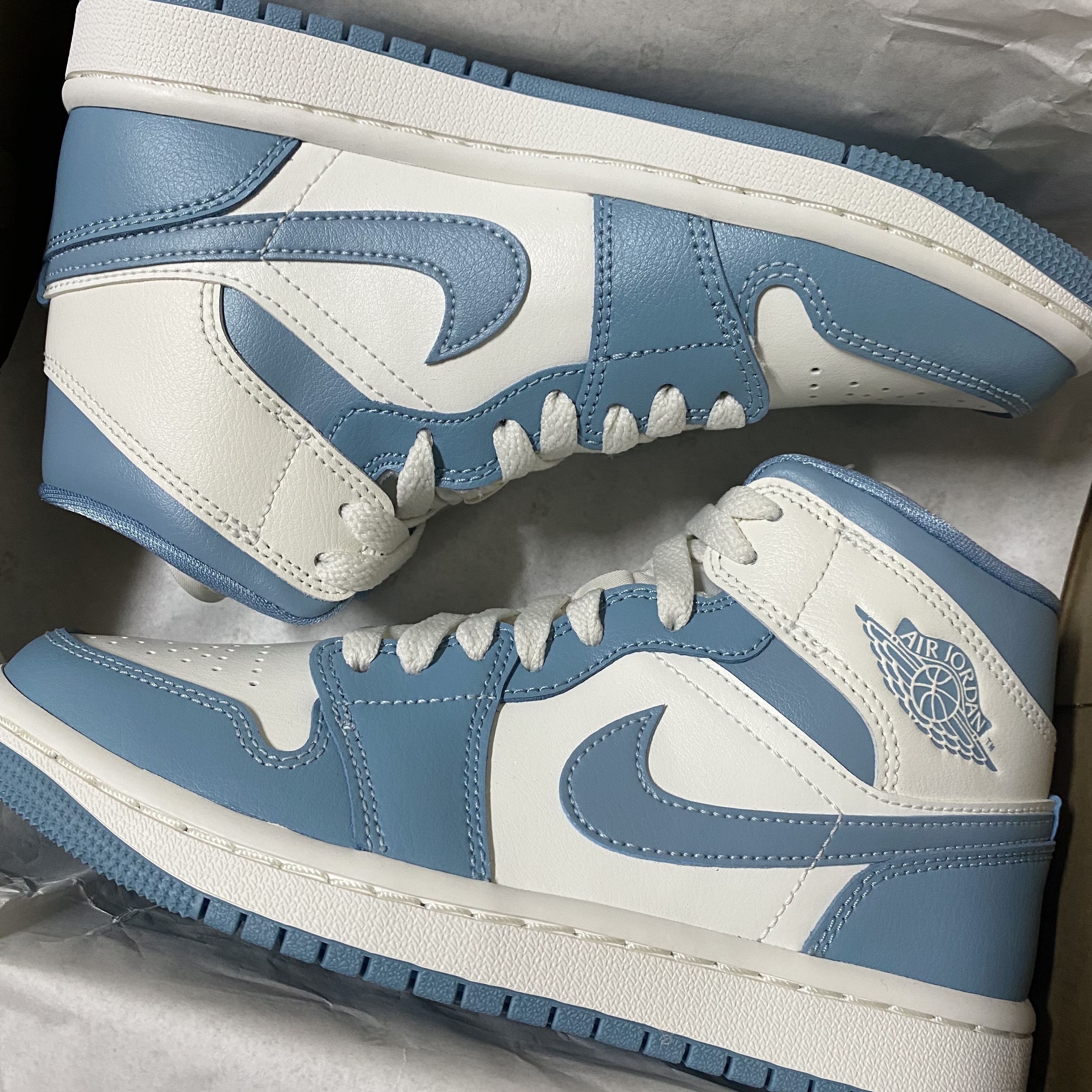 (W) Jordan 1 Mid Sail and Worn Blue 착용 스타일