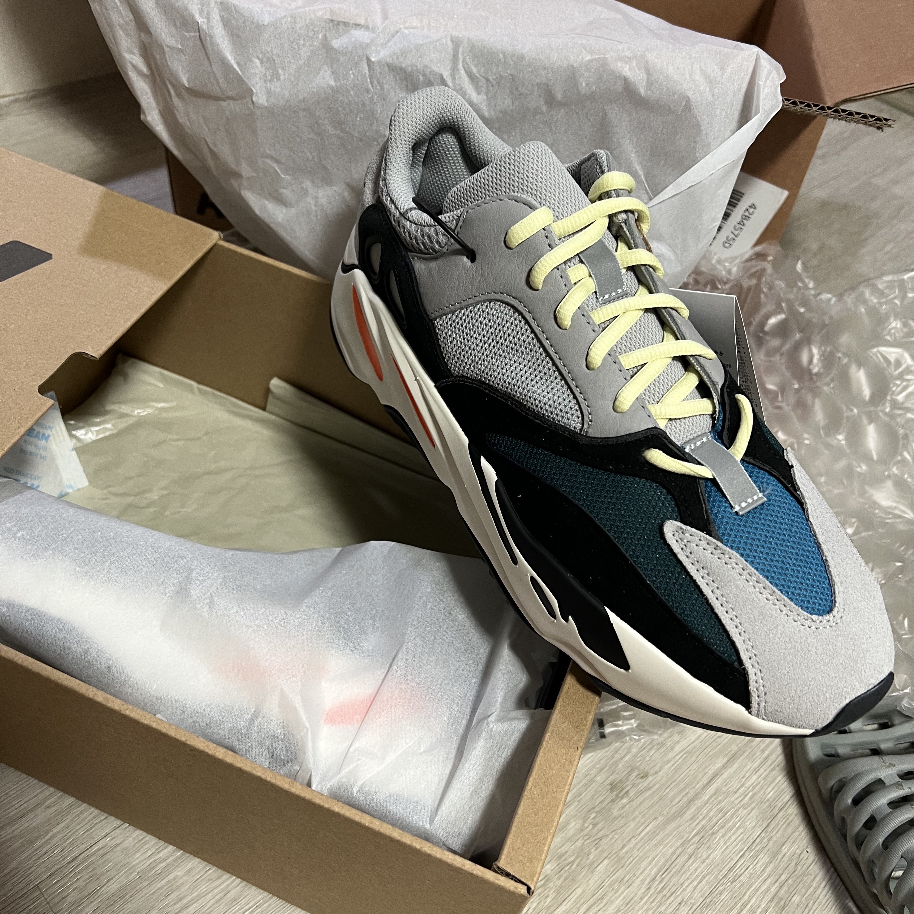 Adidas Yeezy Boost 700 Wave Runner Solid Grey 2021/2022 착용 스타일