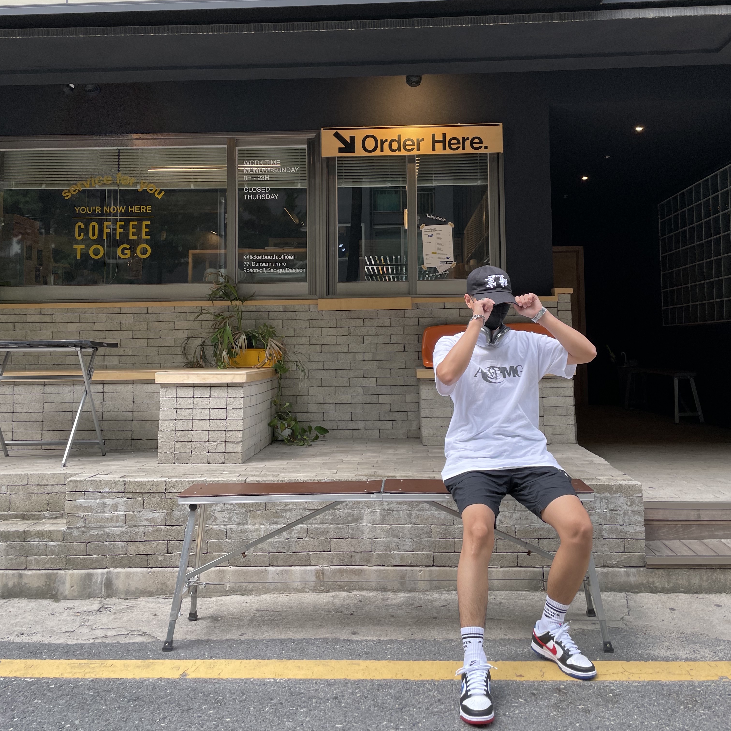 Nike Dunk Low SE Seoul, Darkr8m Studio Upside Down White Logo Cap 착용 스타일 - 1