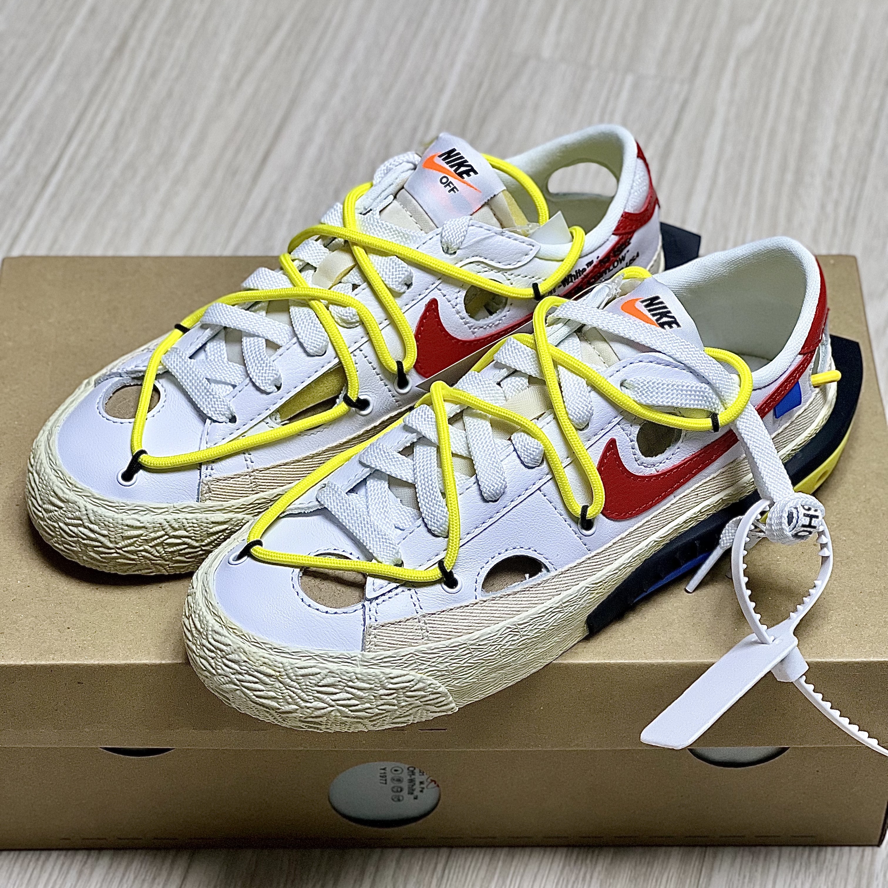 Nike x Off-White Blazer Low '77 White and University Red 착용 스타일 - 5
