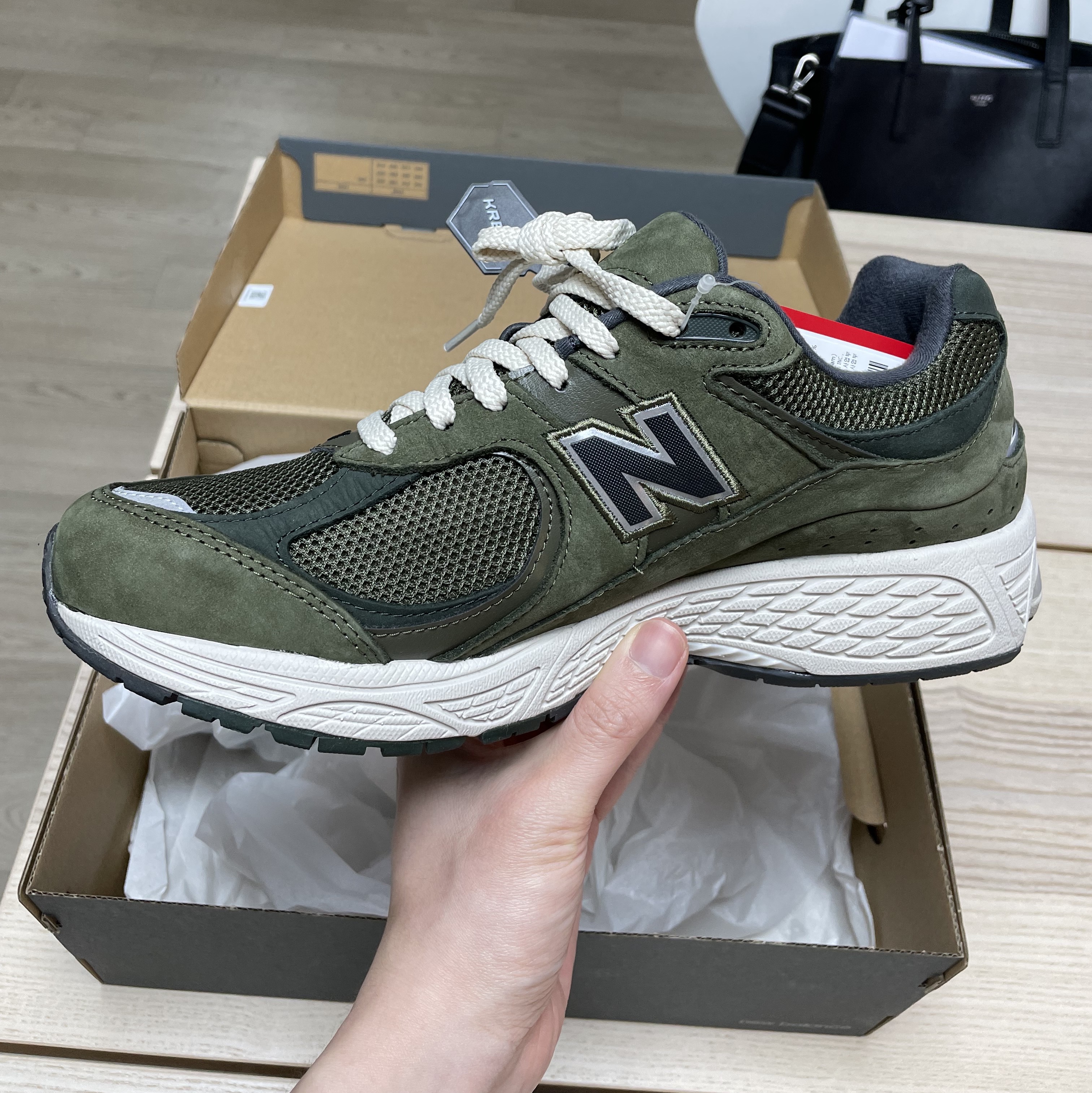 New Balance 2002R Grape Leaf 착용 스타일 - 2