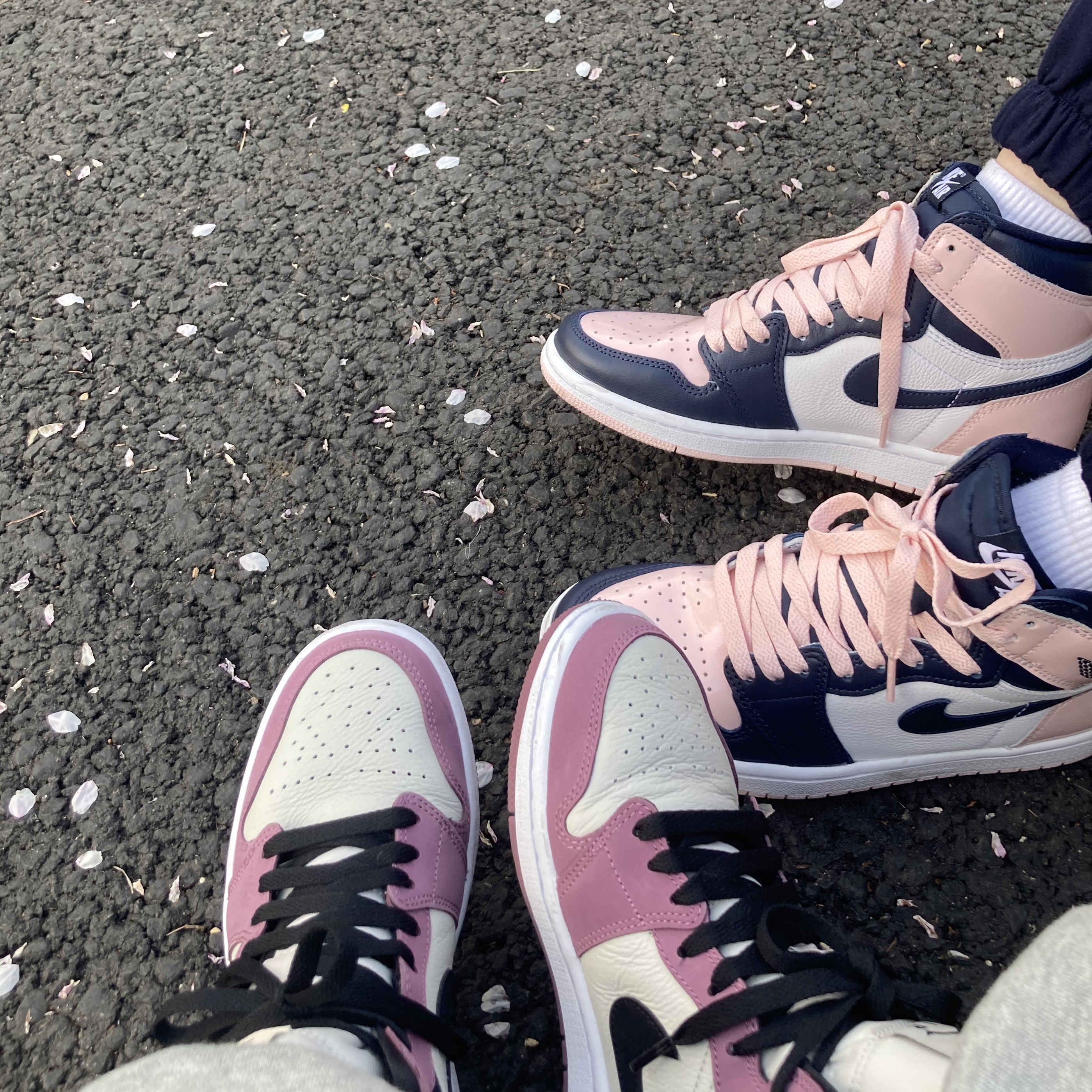 (W) Jordan 1 Retro High OG Atmosphere, (W) Jordan 1 Mid SE Light Mulberry 착용 스타일