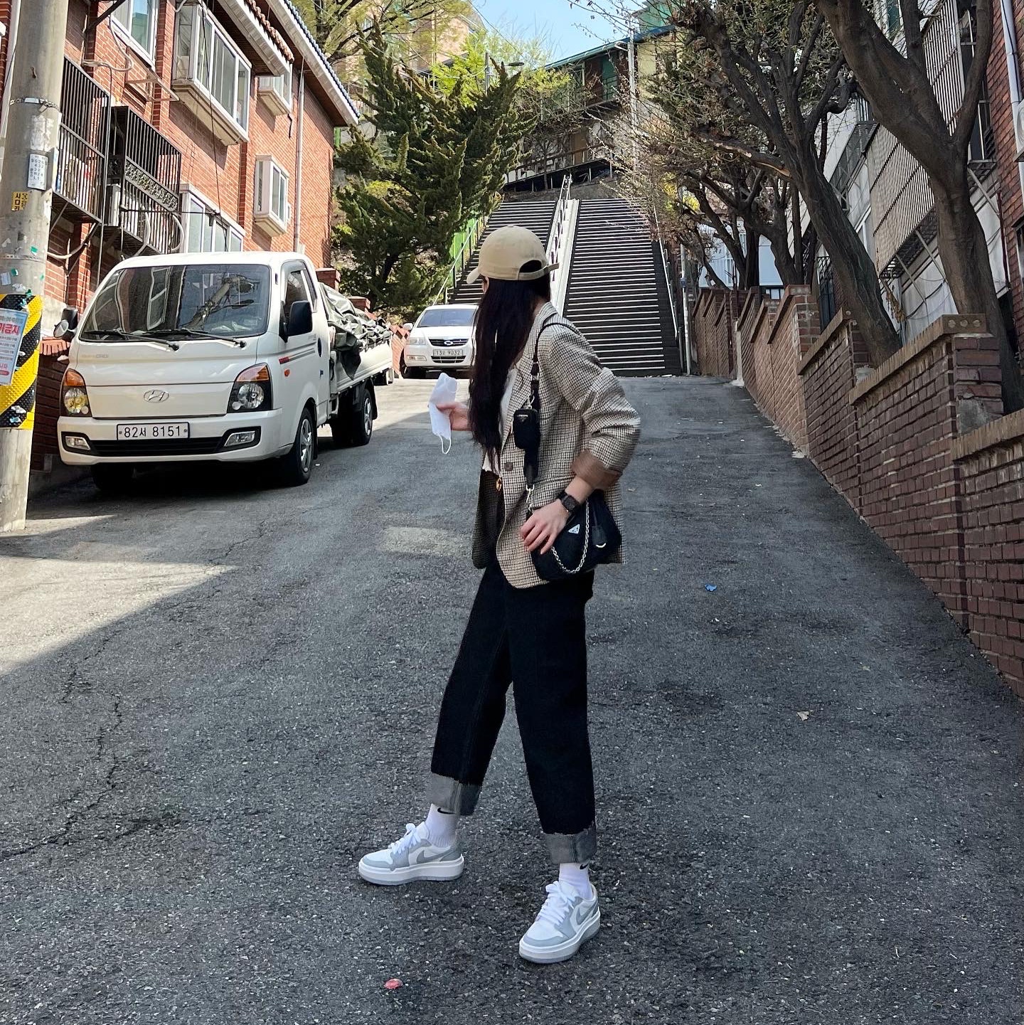 (W) Jordan 1 Elevate Low White and Wolf Grey, Prada Re-Edition 2005 Re-Nylon Shoulder Bag Black 착용 스타일 - 4