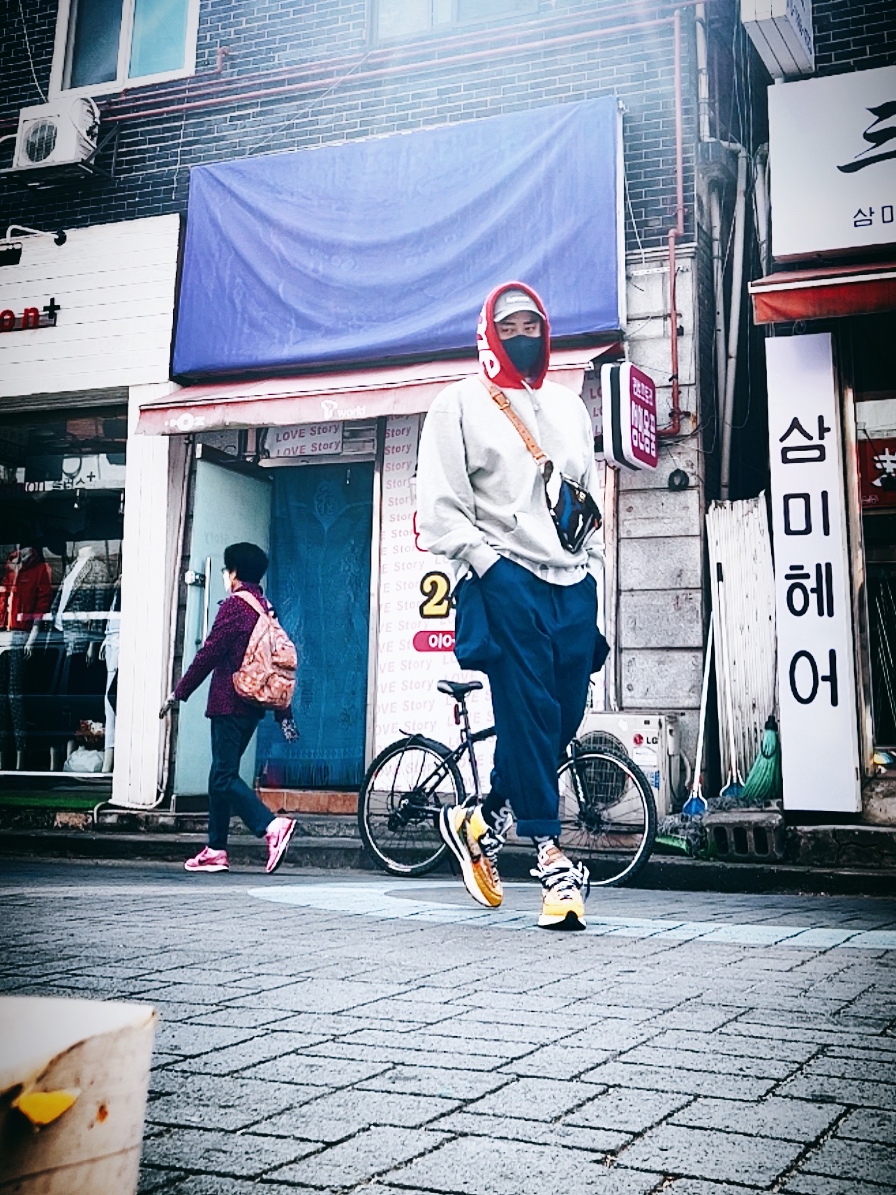 Supreme Washed Chino Twill Camp Cap Grey - 22SS, Supreme Contrast Hooded Sweatshirt Heather Grey - 21FW 착용 스타일 - 4