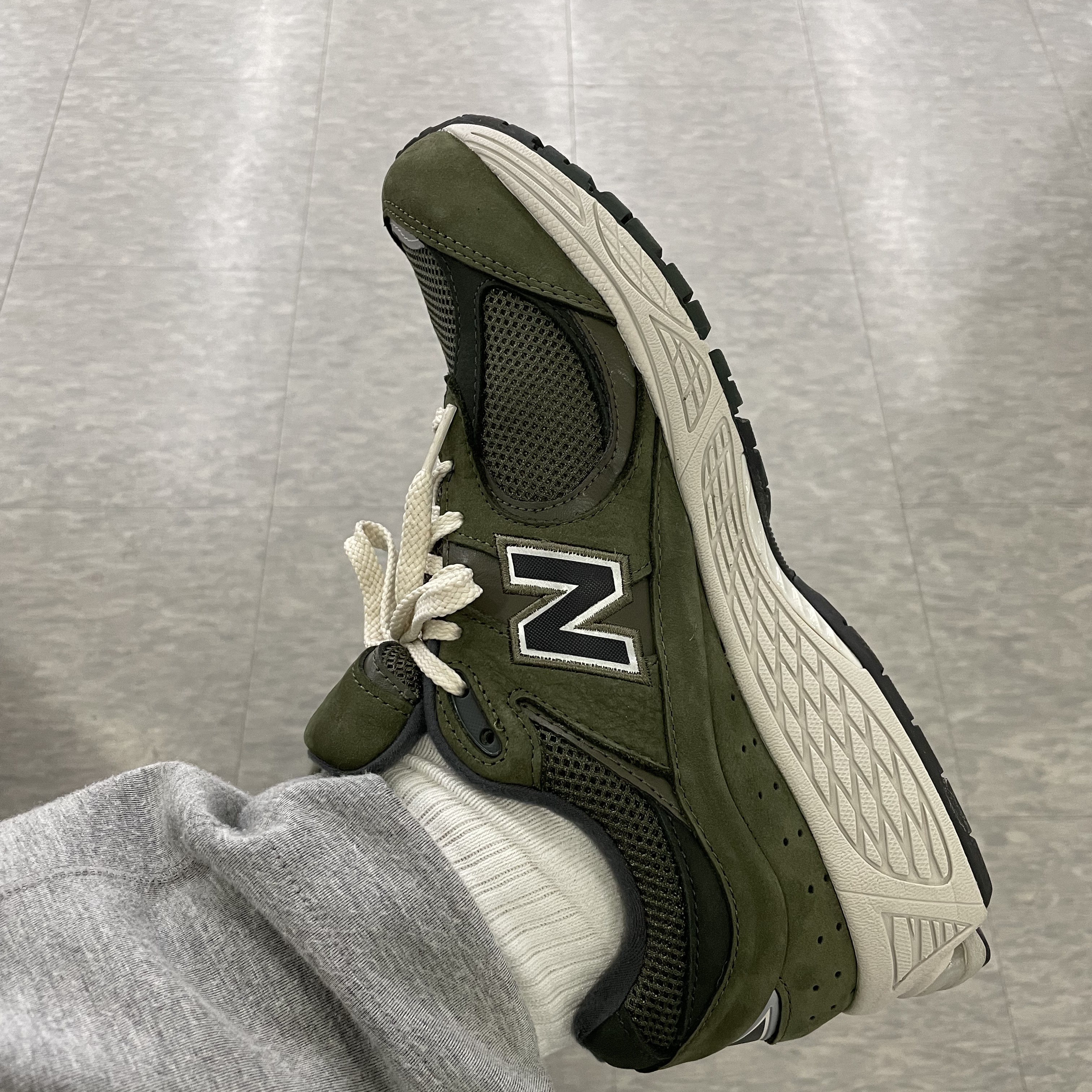 New Balance 2002R Grape Leaf 착용 스타일 - 1
