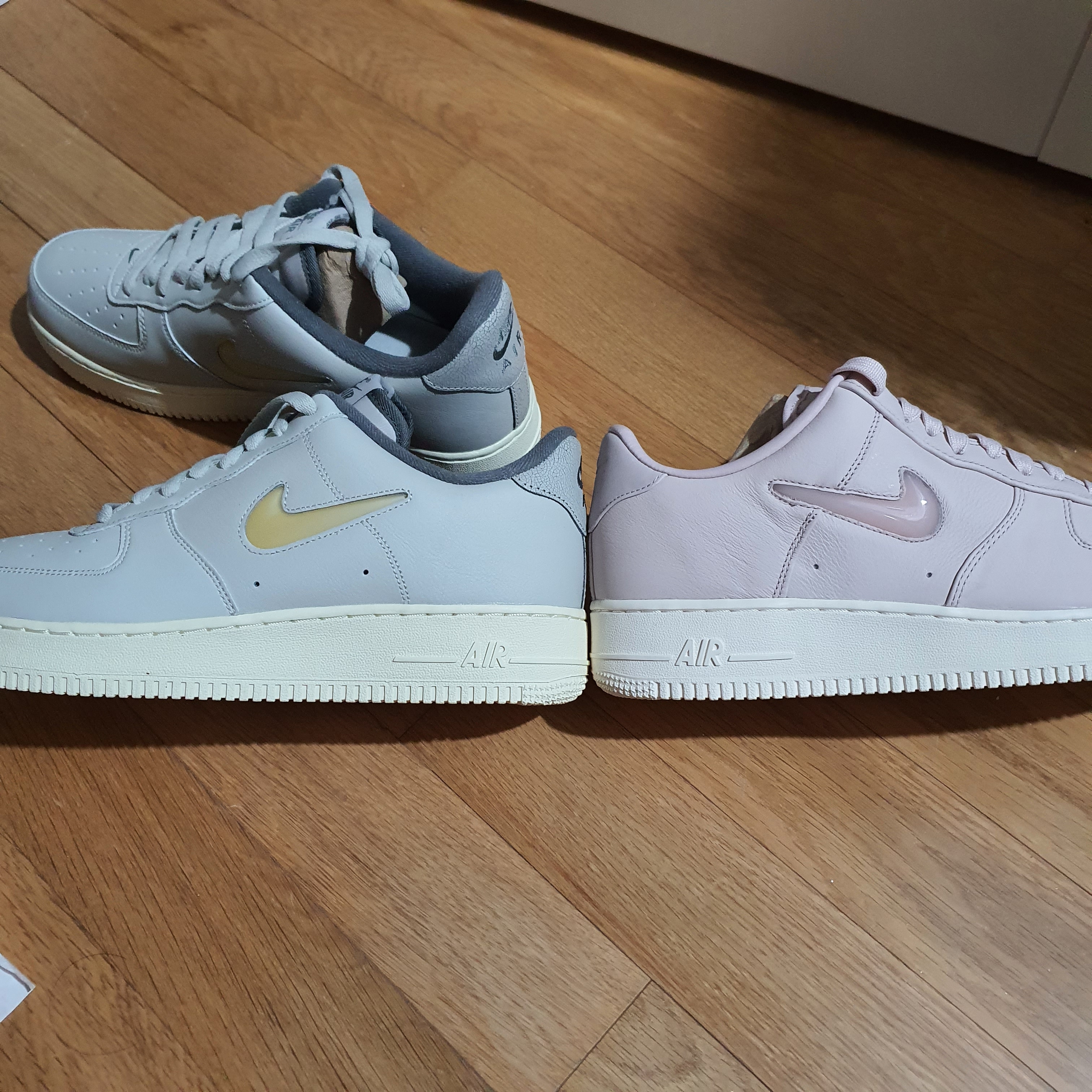 Nike Air Force 1 Low Jewel Silt Red, Nike Air Force 1 '07 LX Light Bone and Coconut Milk 착용 스타일 - 5