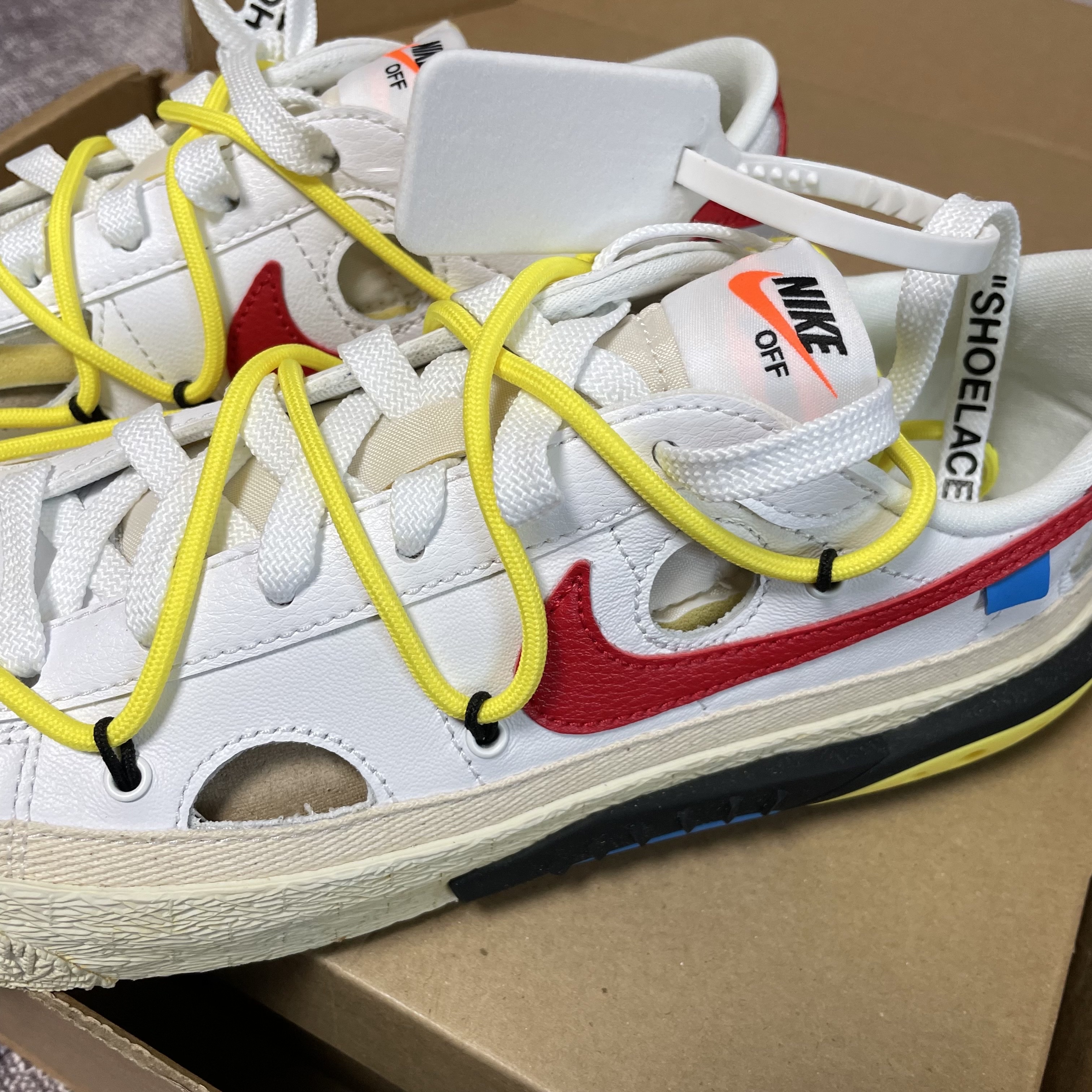 Nike x Off-White Blazer Low '77 White and University Red 착용 스타일 - 2