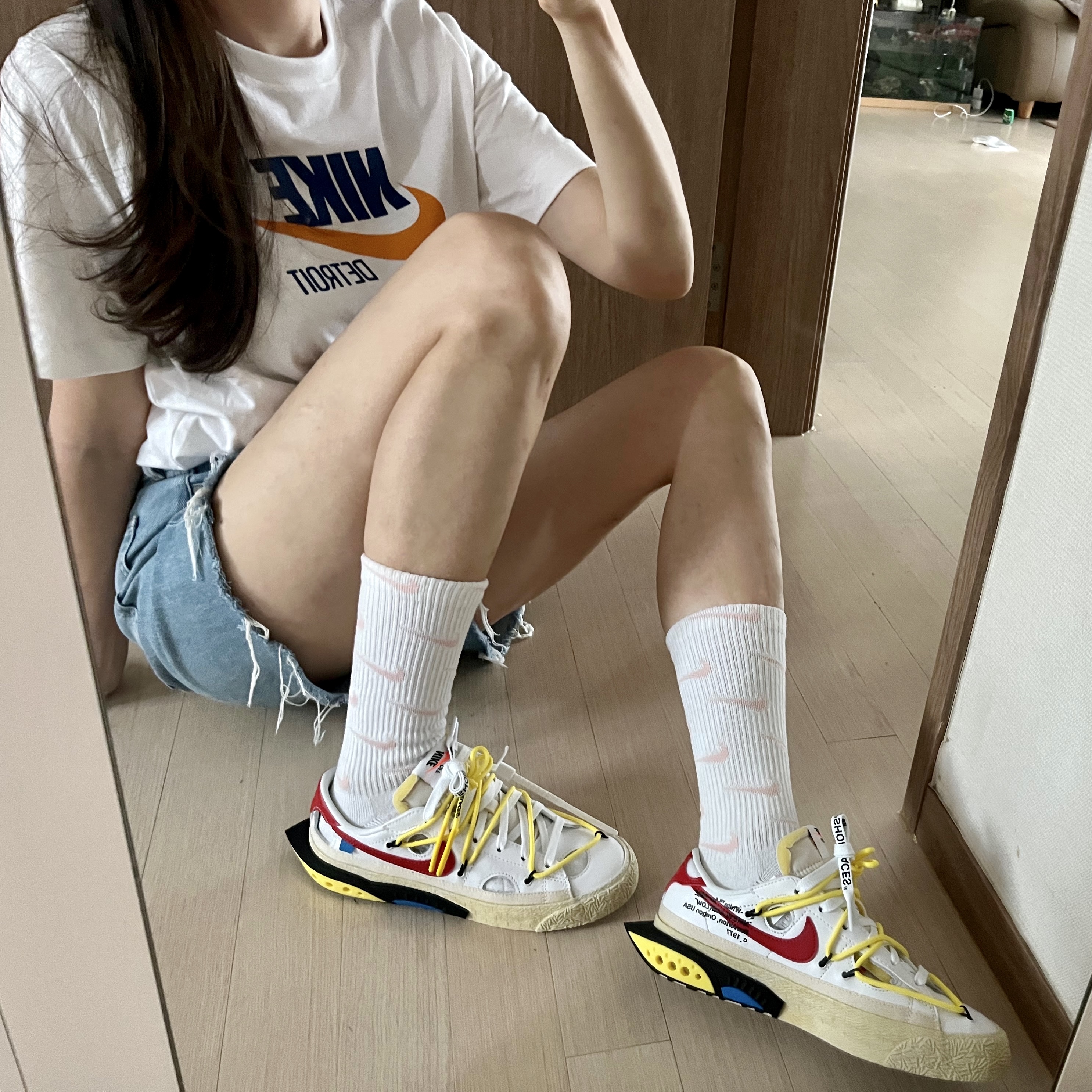 Nike x Off-White Blazer Low '77 White and University Red, (Kids) Nike Everyday Plus Socks Pink White (6 Pack/Korean Ver.) 착용 스타일 - 2