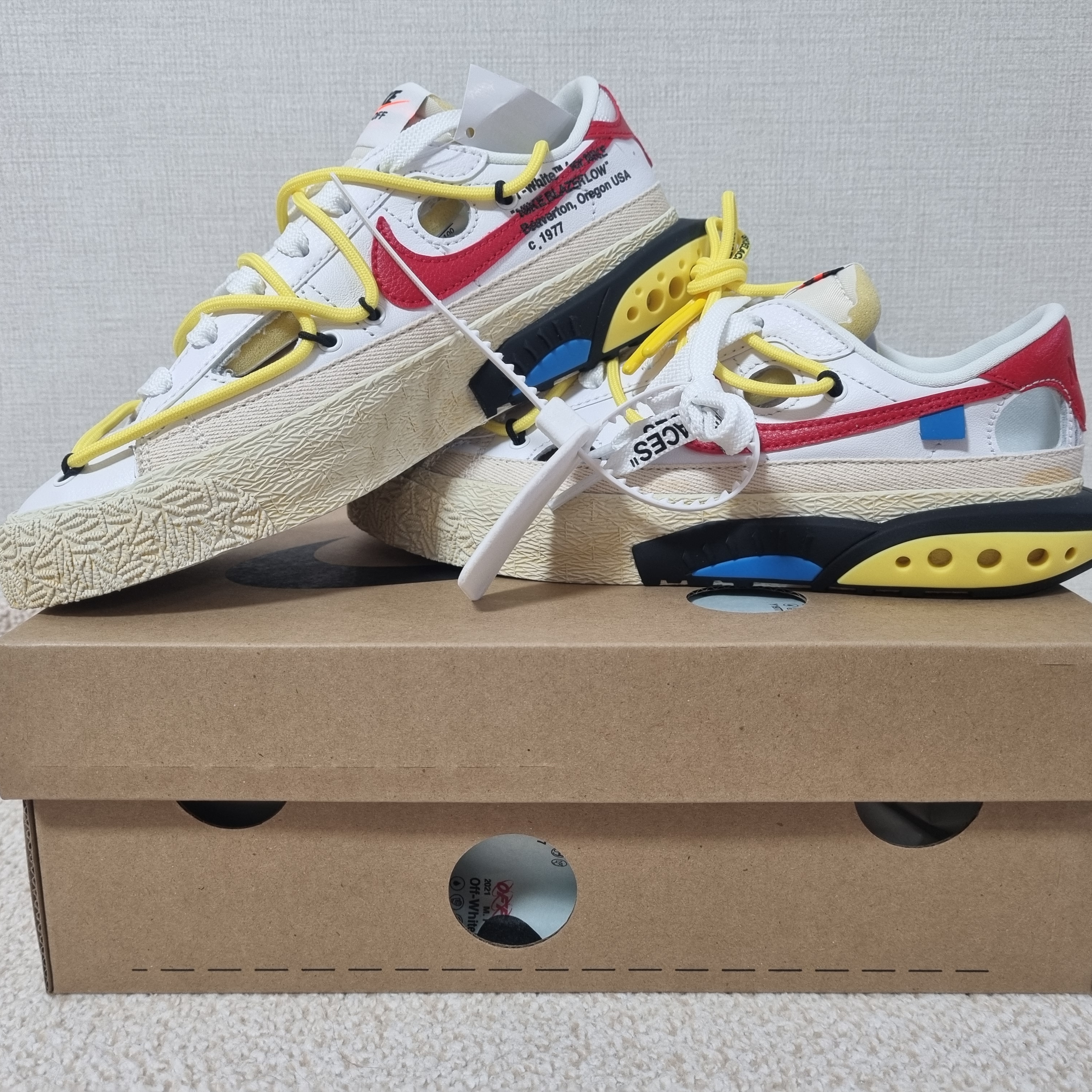 Nike x Off-White Blazer Low '77 White and University Red 착용 스타일
