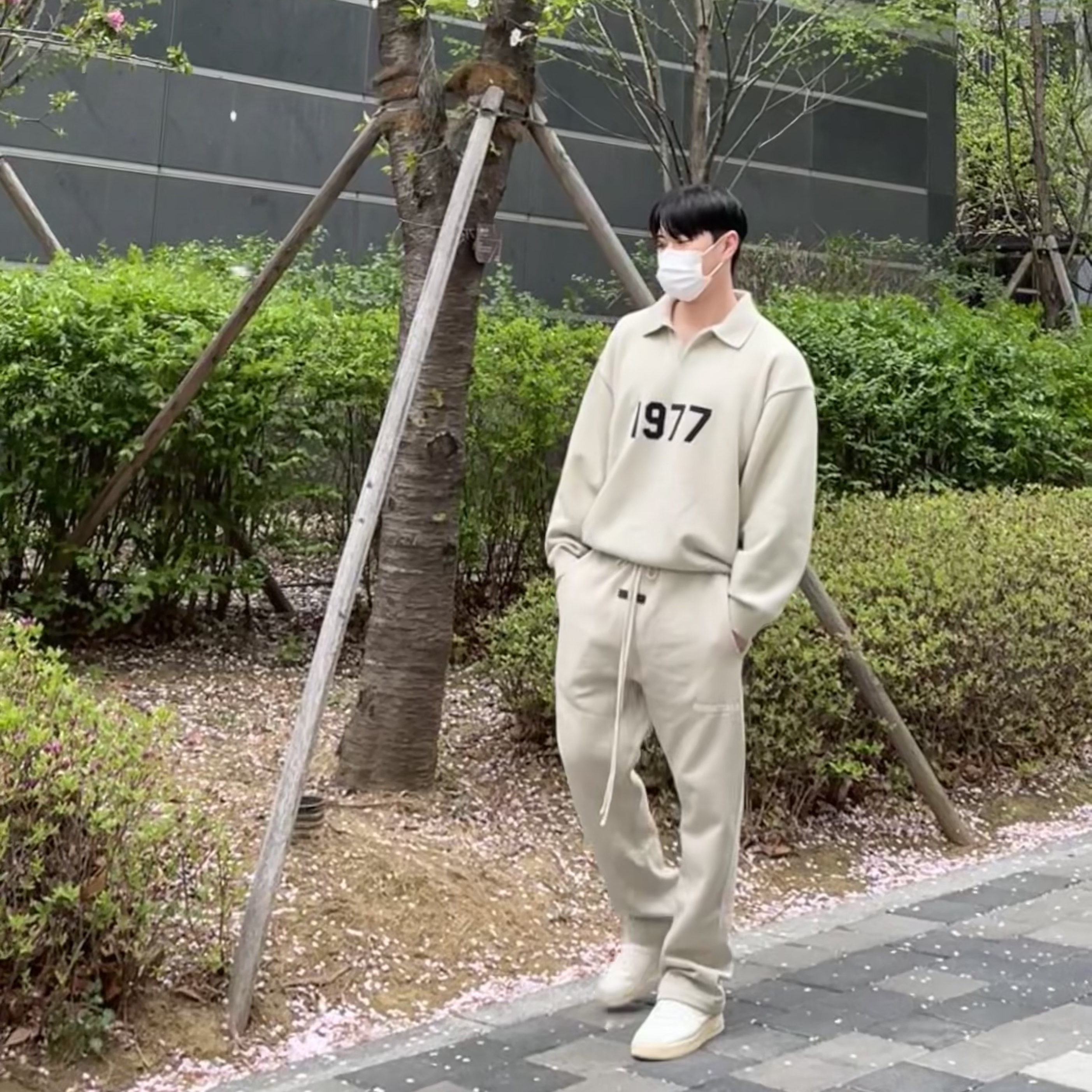 Essentials 1977 Knit Long Sleeve Polo Wheat - 22SS, Essentials Relaxed Sweatpants Wheat - 22SS 착용 스타일