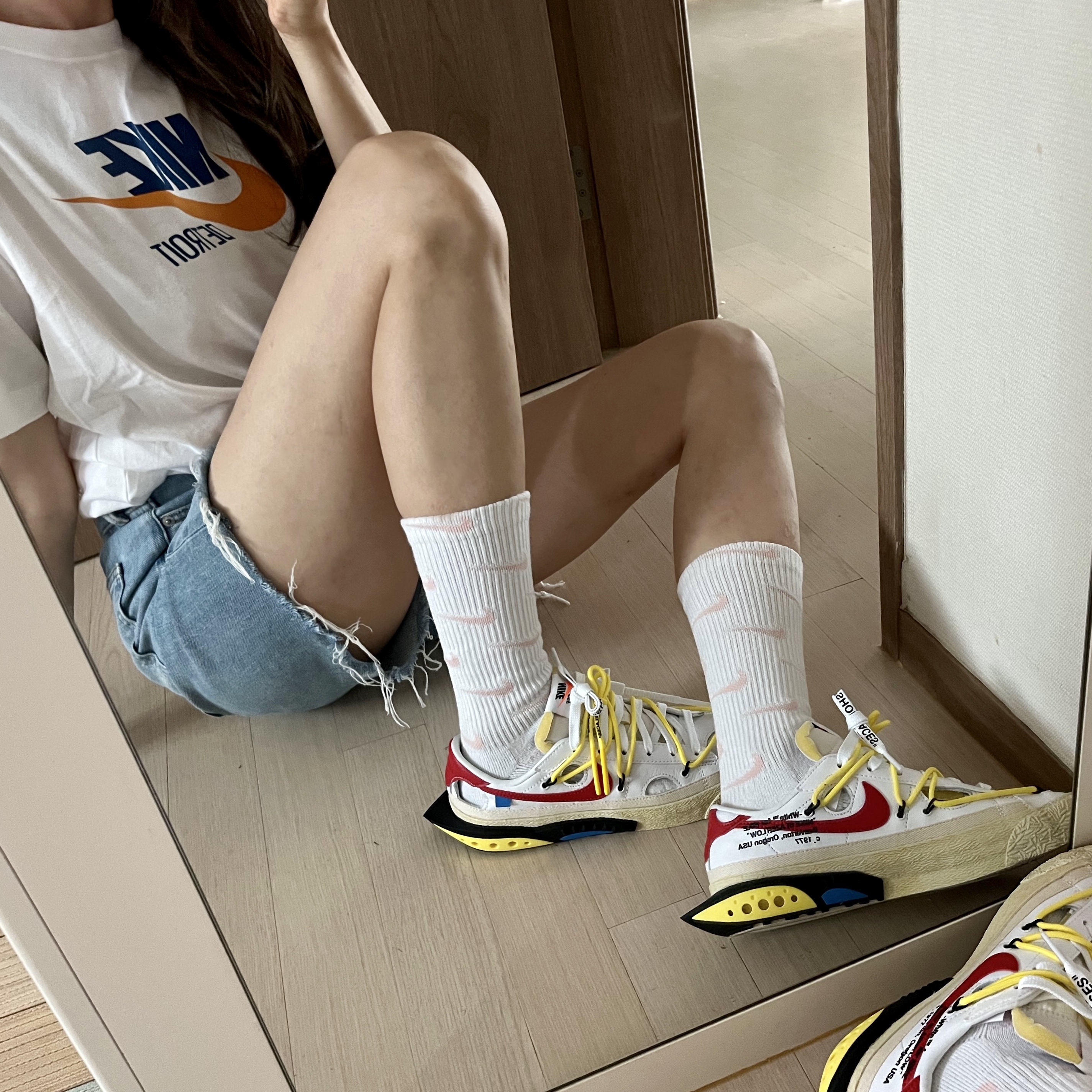 Nike x Off-White Blazer Low '77 White and University Red, (Kids) Nike Everyday Plus Socks Pink White (6 Pack/Korean Ver.) 착용 스타일 - 1
