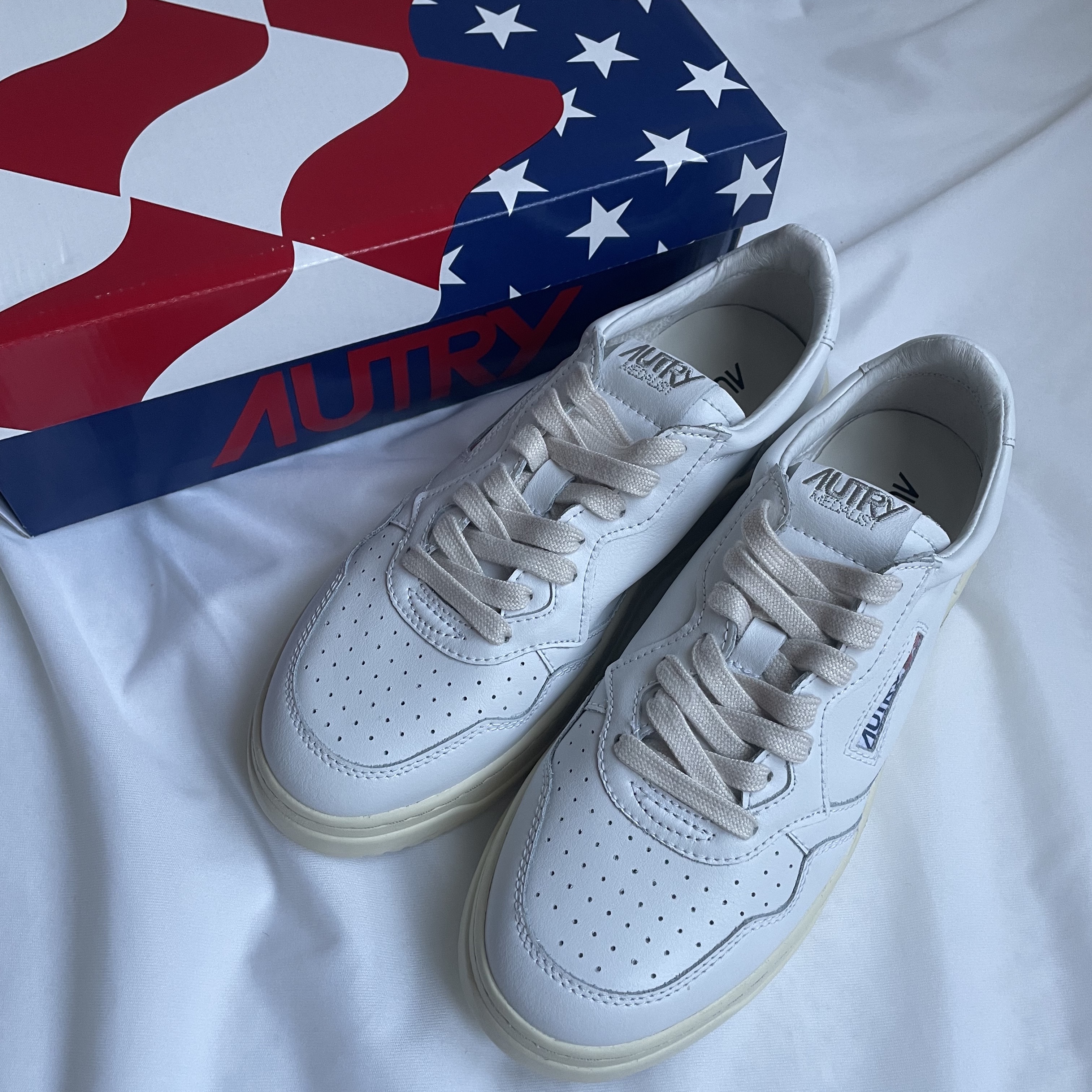 Autry Medalist Low Leather Sneakers White 착용 스타일