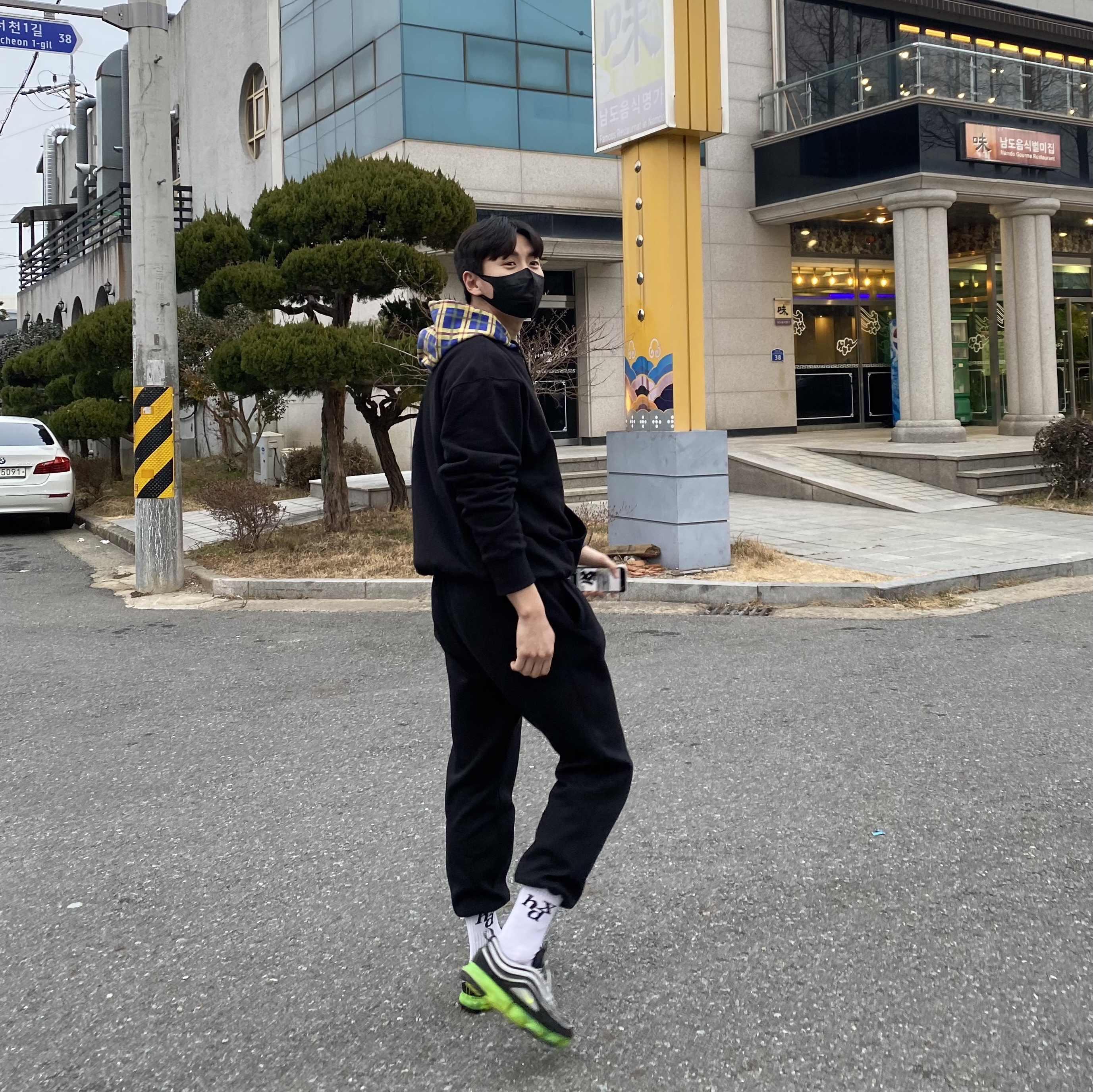 Nike Air VaporMax 97 Black Volt 착용 스타일