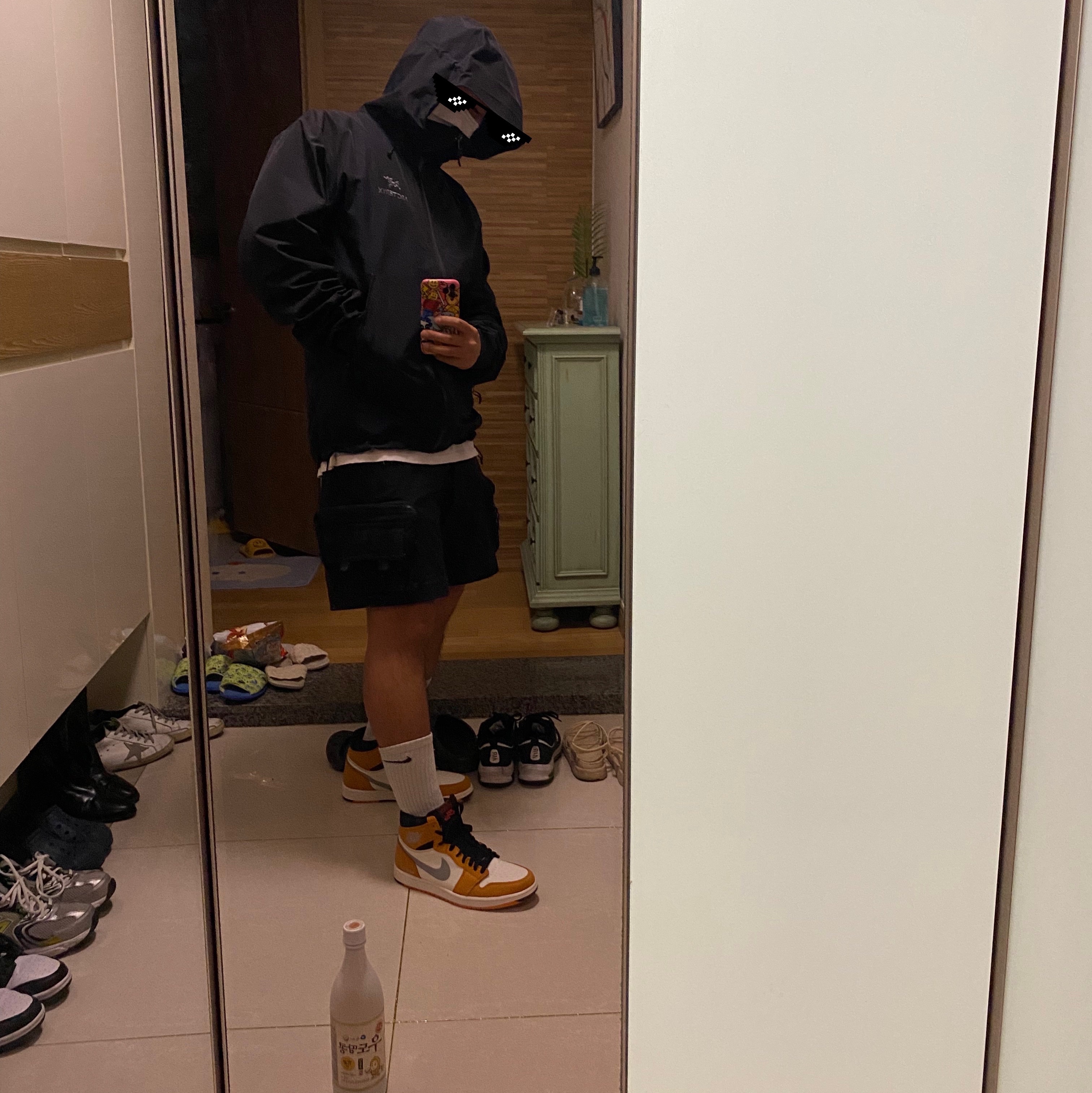 Arc'teryx Beta LT Jacket Black, Nike ACG Cargo Shorts Black - Asia 착용 스타일
