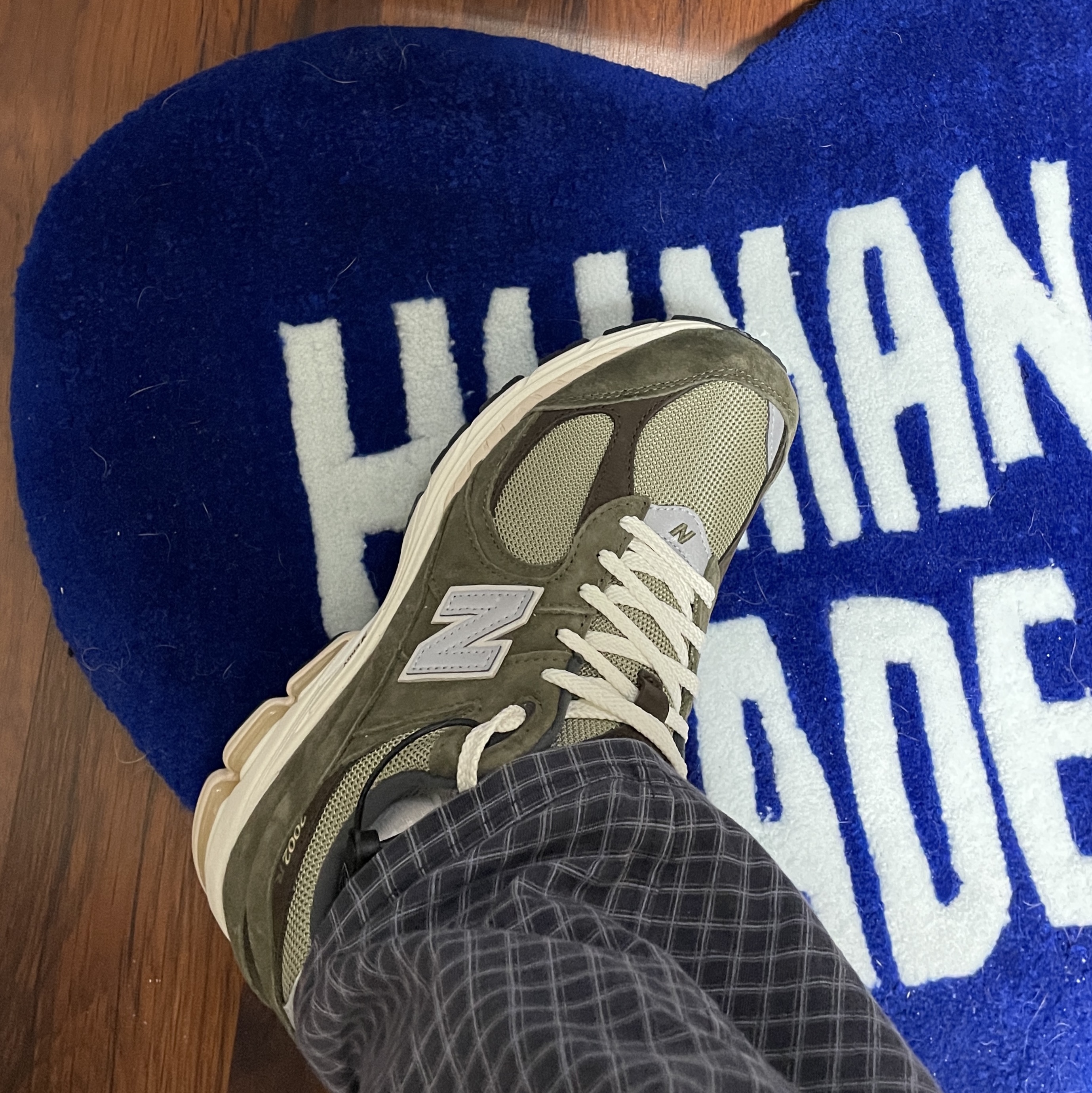 New Balance 2002R Special Vintage Khaki 착용 스타일 - 2